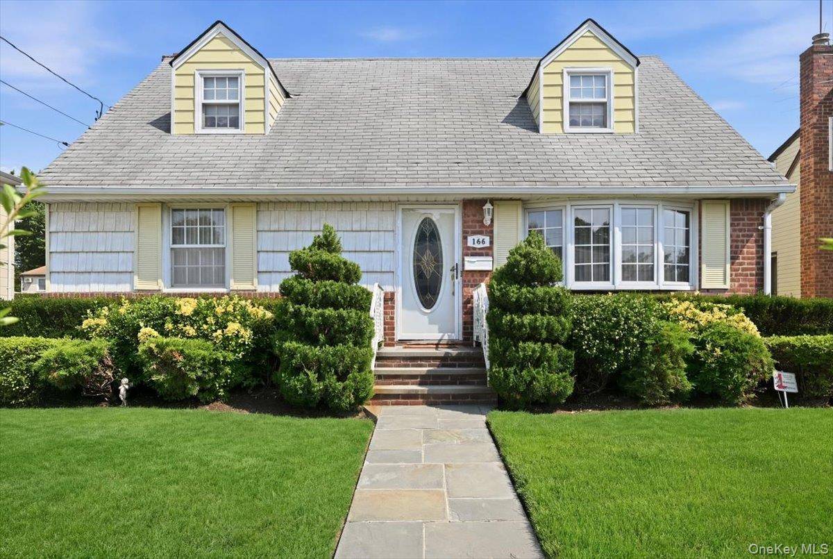 144 Hughes PL, Albertson, NY 11507