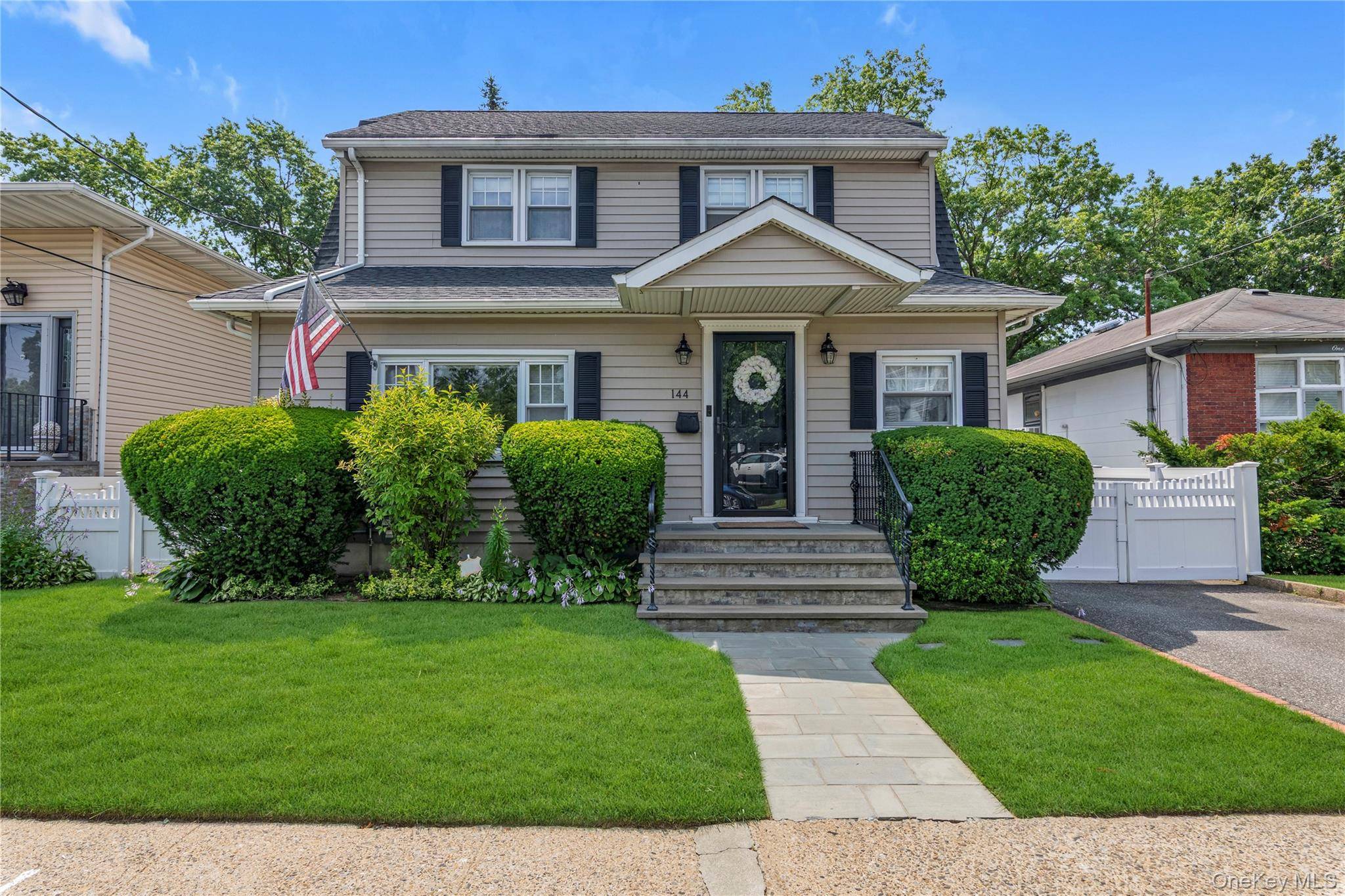 144 Buckingham PL, Lynbrook, NY 11563