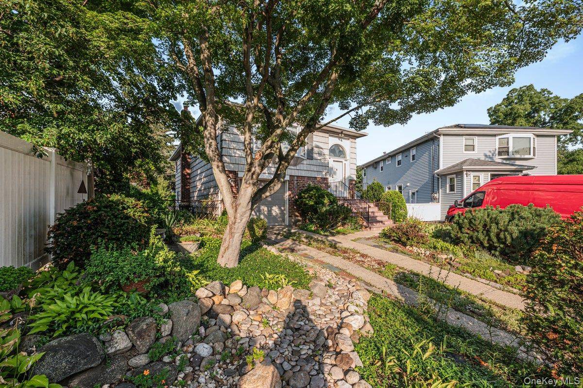 2 Atlas CT, New Hyde Park, NY 11040