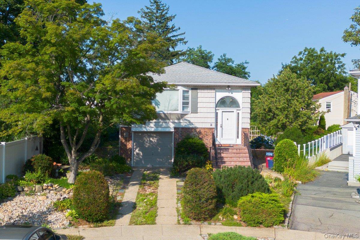 2 Atlas CT, New Hyde Park, NY 11040