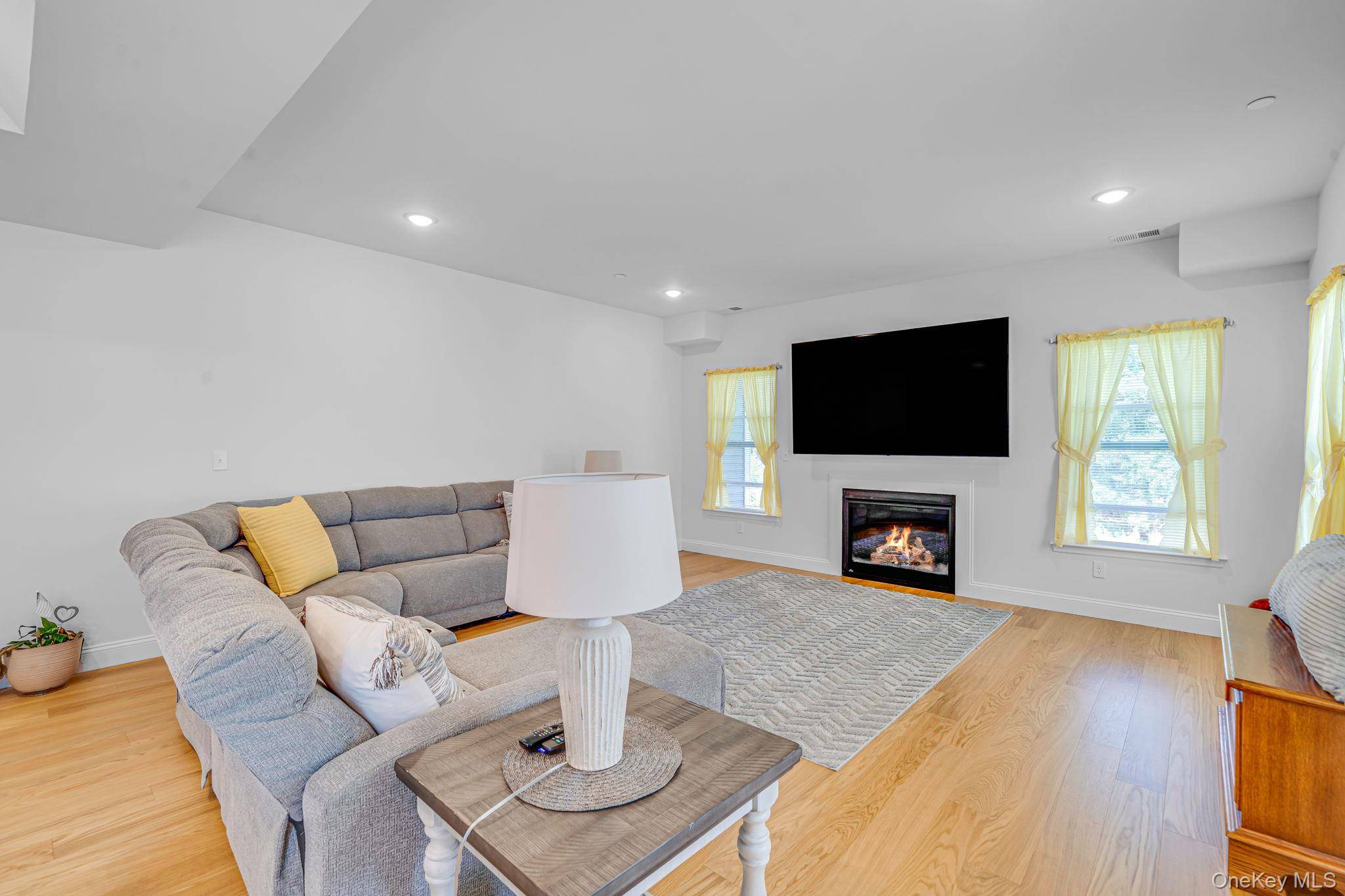 77 Willow CIR, Coram, NY 11727