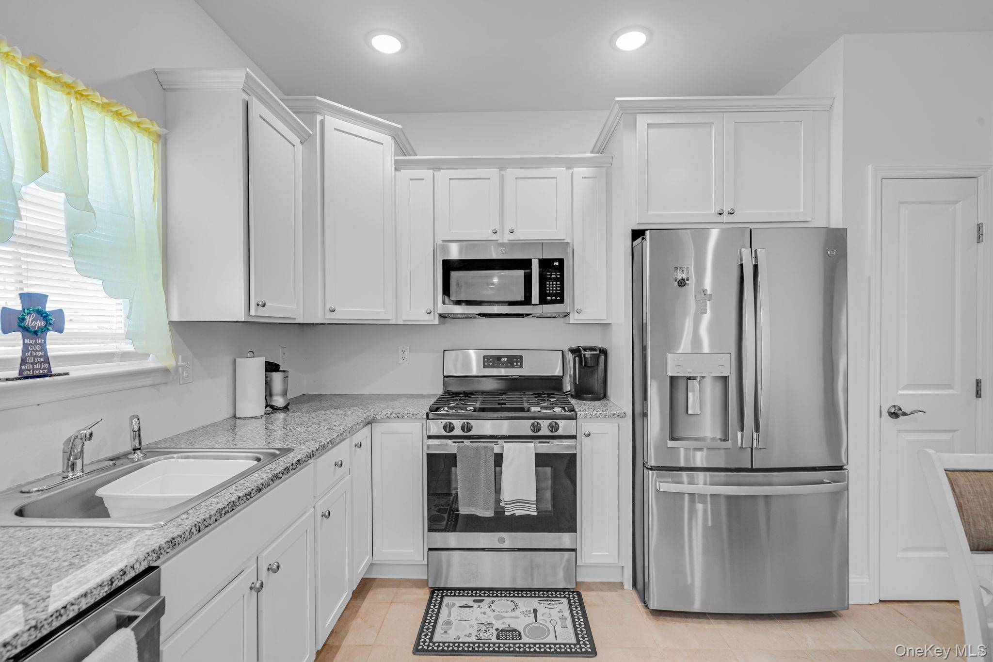 77 Willow CIR, Coram, NY 11727