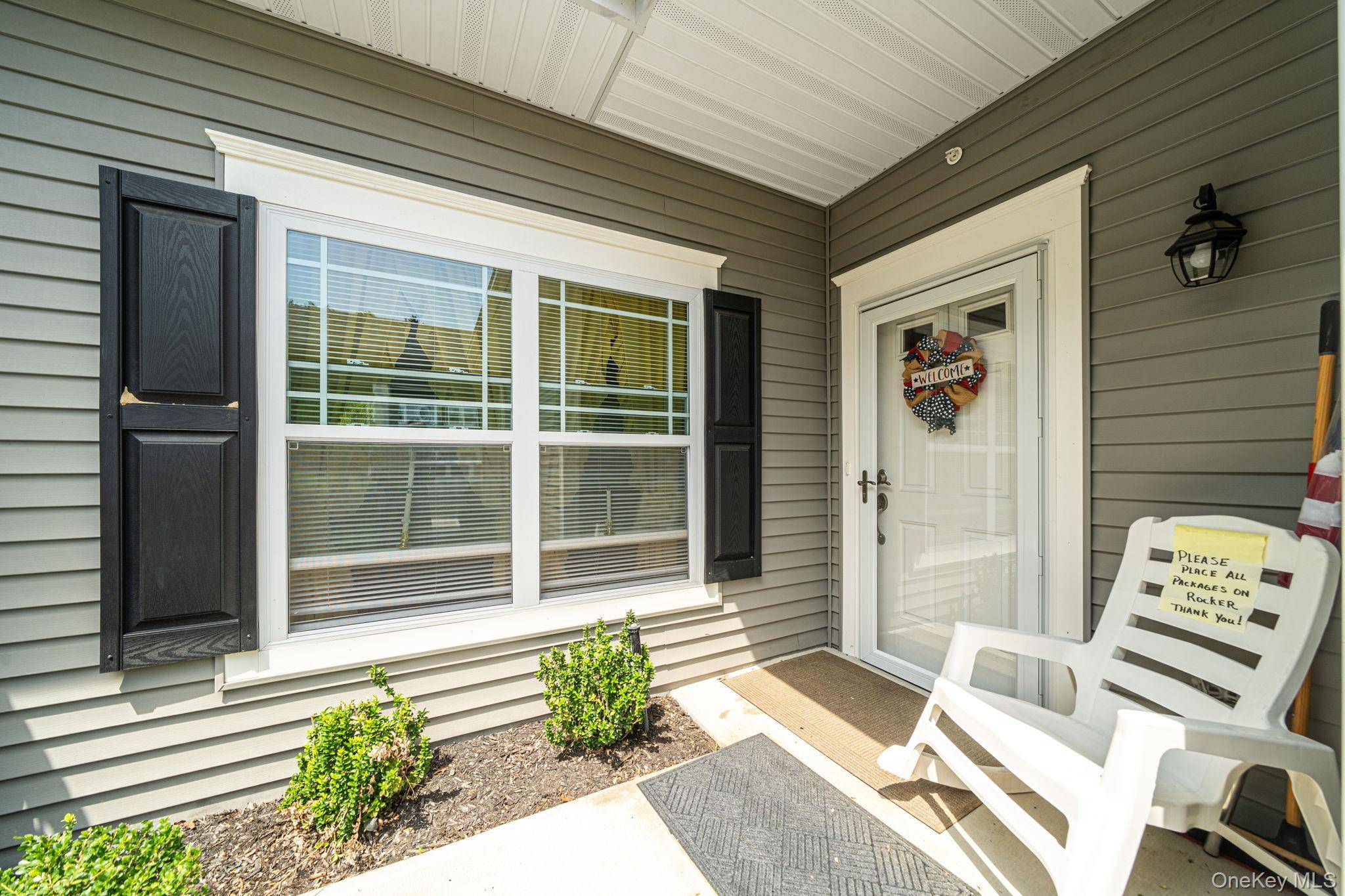 77 Willow CIR, Coram, NY 11727
