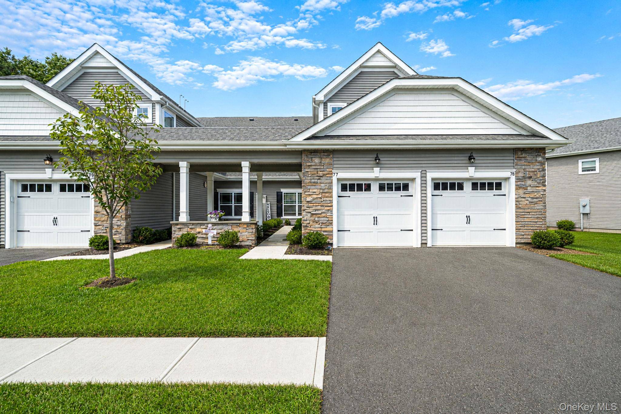 77 Willow CIR, Coram, NY 11727