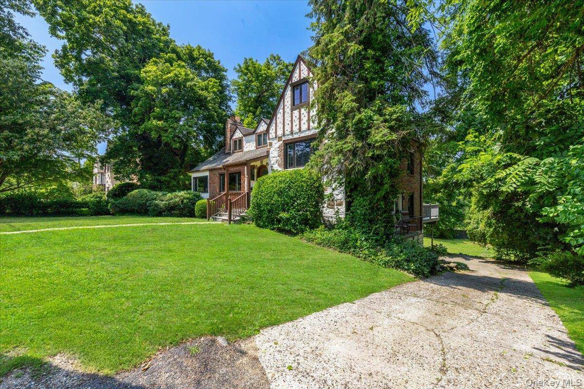 38 Fenimore DR, Harrison, NY 10528