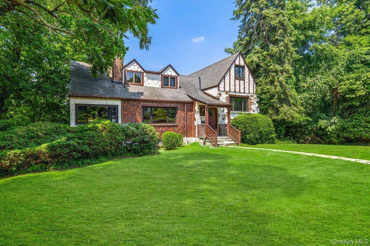 38 Fenimore DR, Harrison, NY 10528