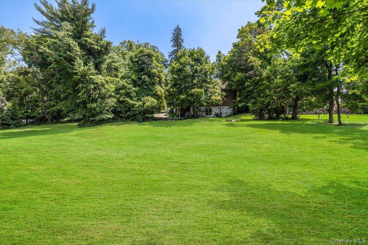 38 Fenimore DR, Harrison, NY 10528