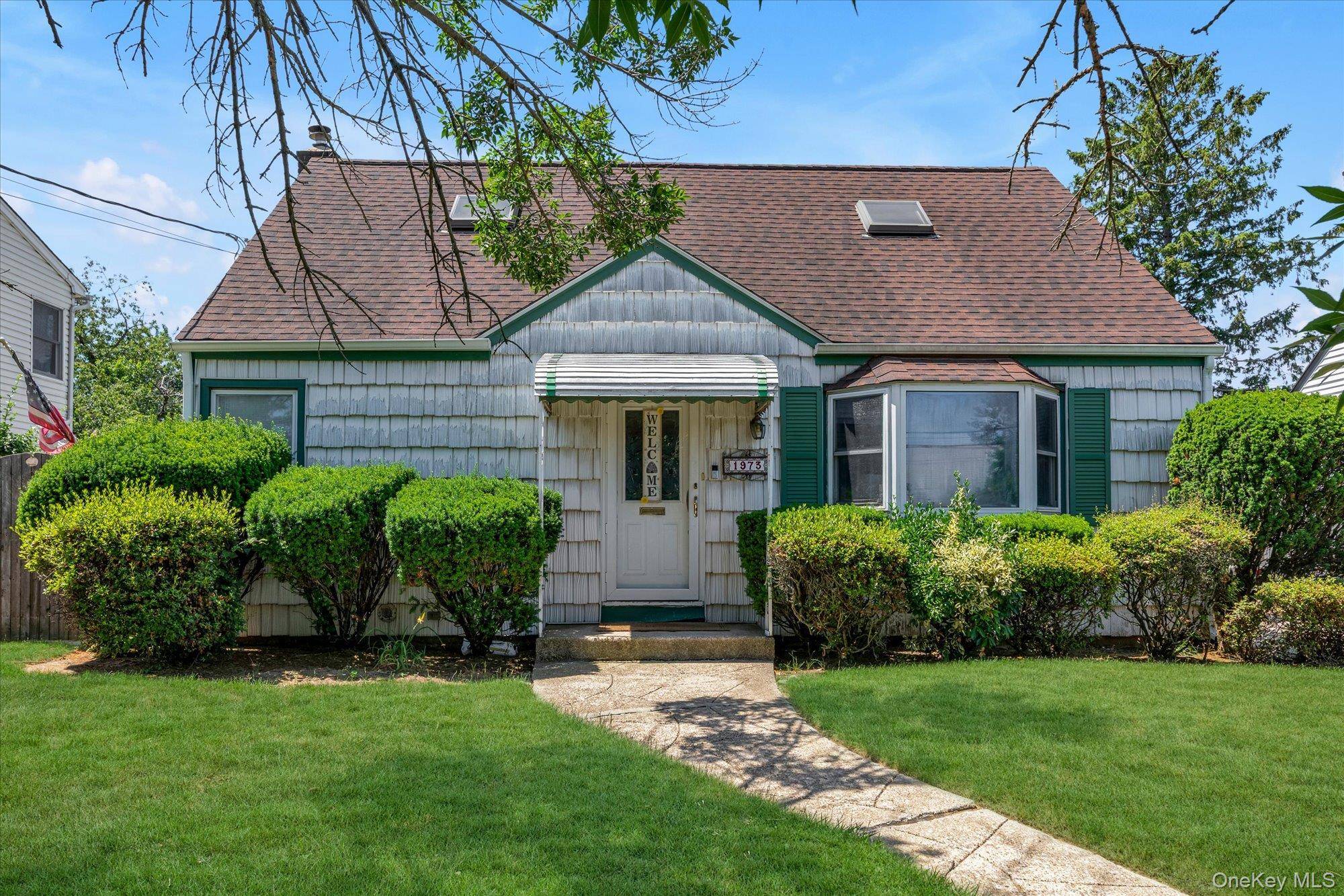 1973 Everett ST, Valley Stream, NY 11580