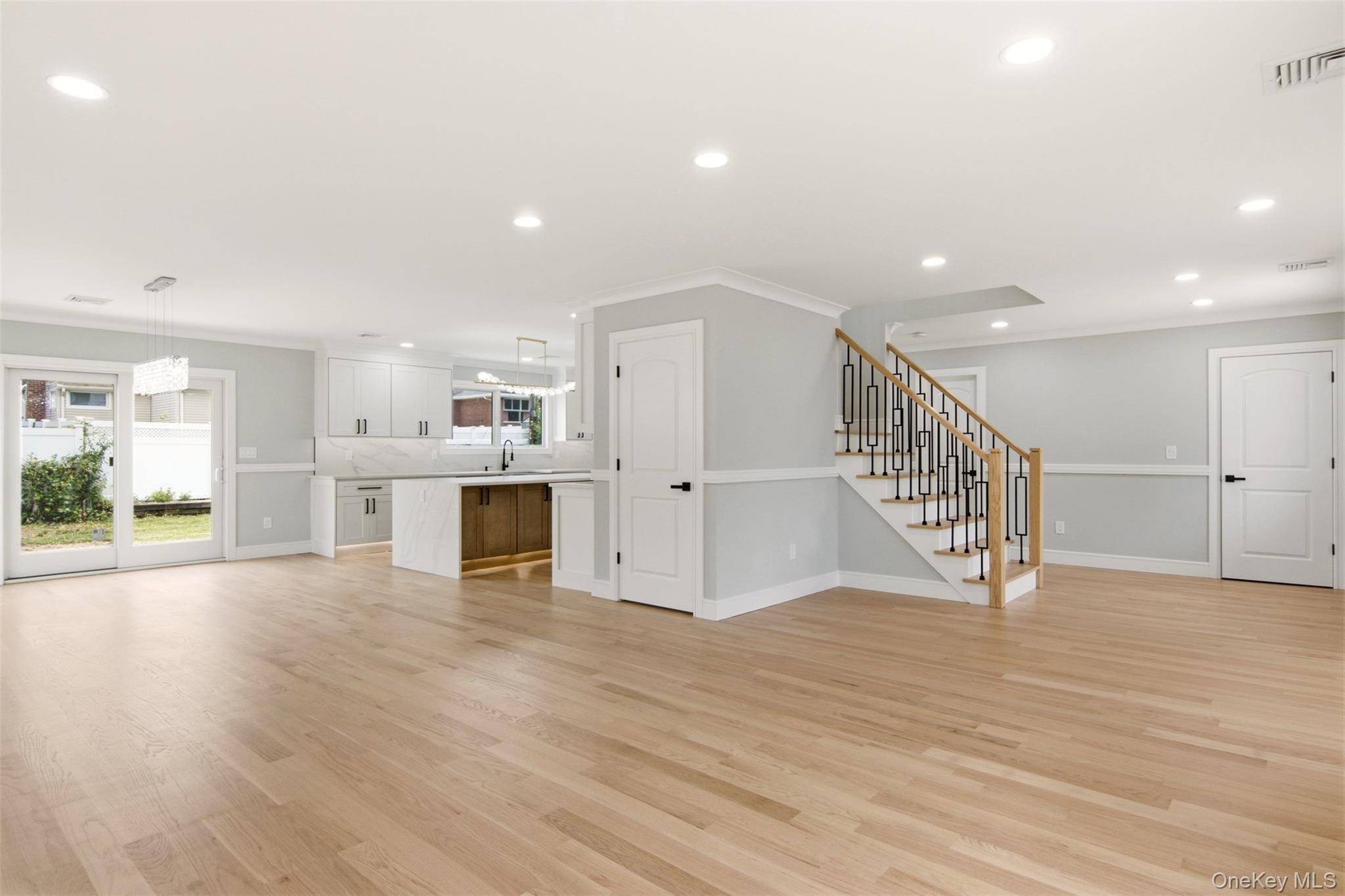 31 Underhill AVE, Syosset, NY 11791
