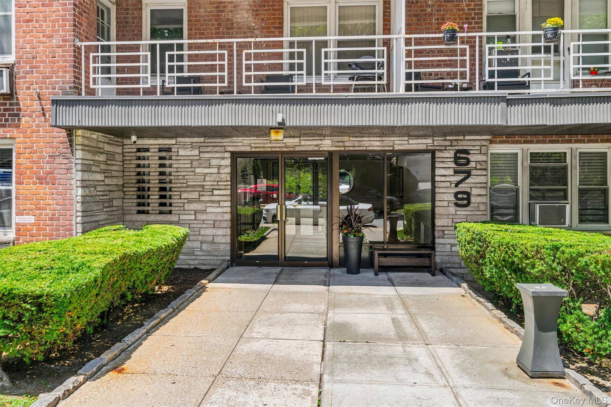 679 warburton AVE #2R, Yonkers, NY 10471