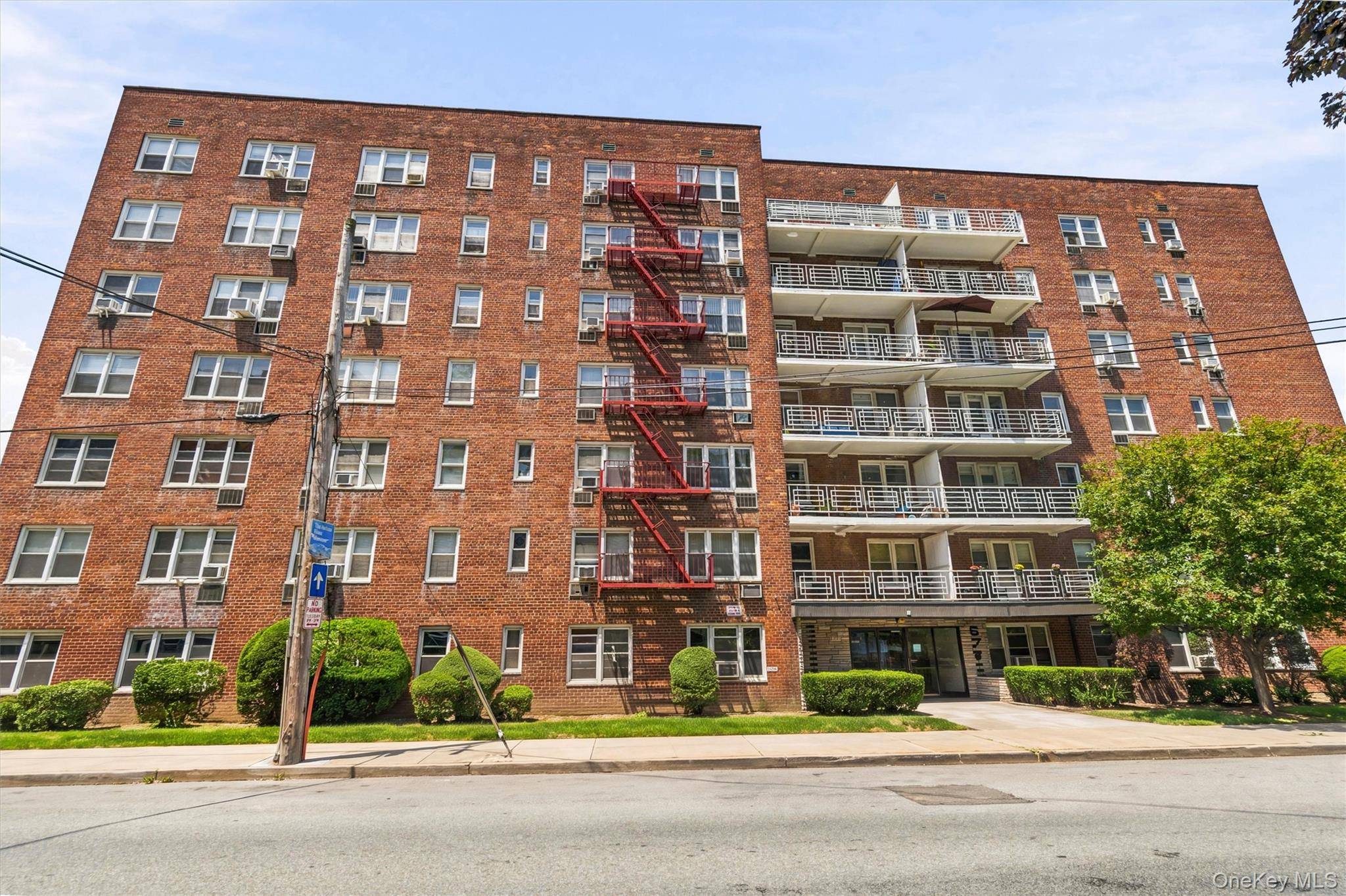 679 warburton AVE #2R, Yonkers, NY 10471