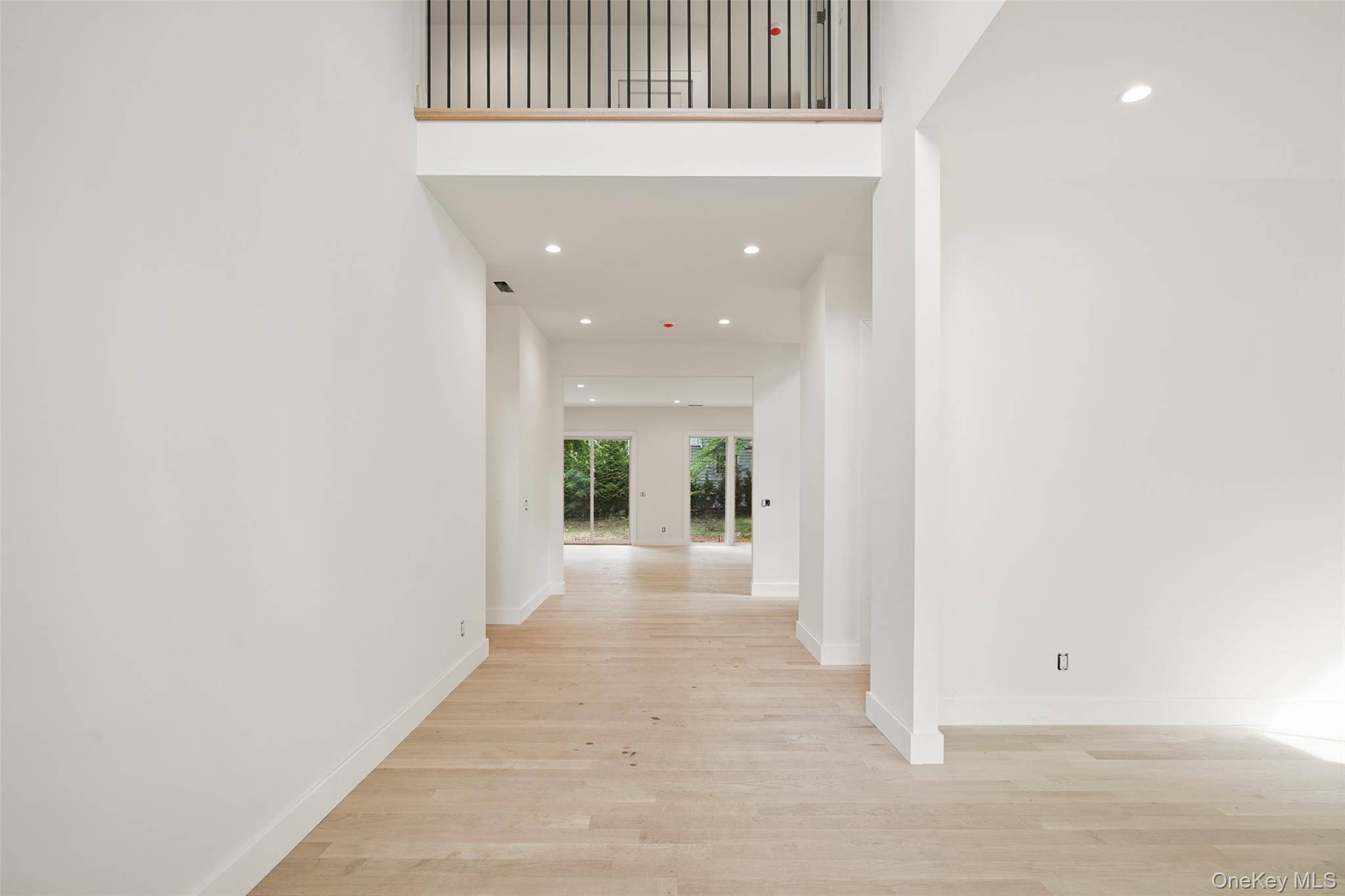 8 Crest LN, Scarsdale, NY 10583