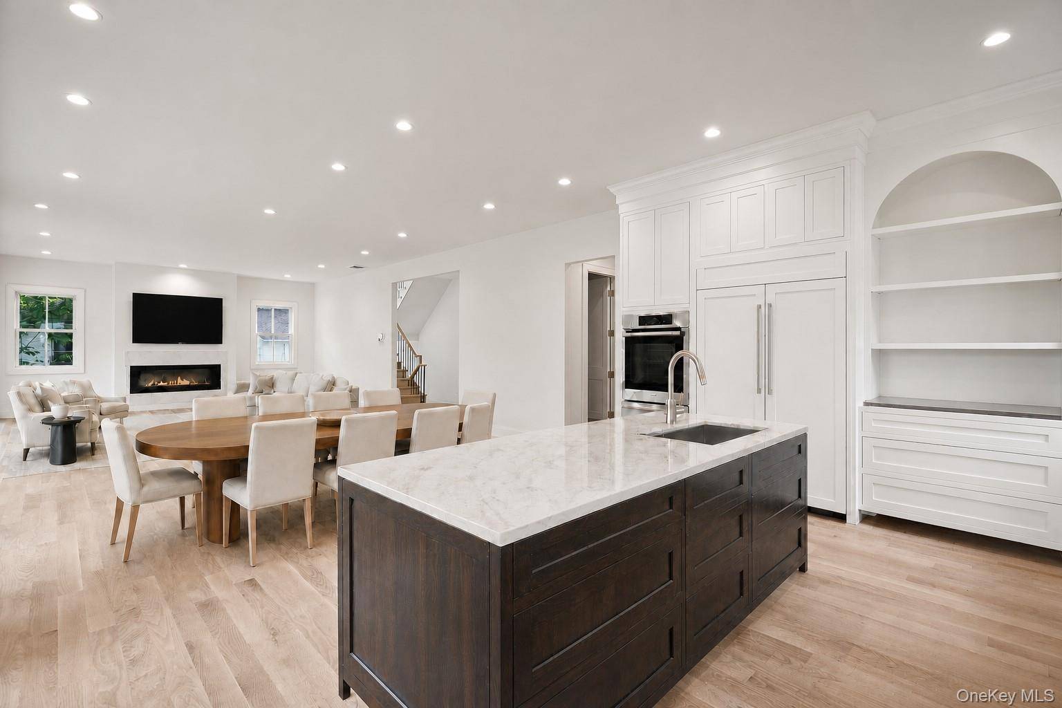 8 Crest LN, Scarsdale, NY 10583