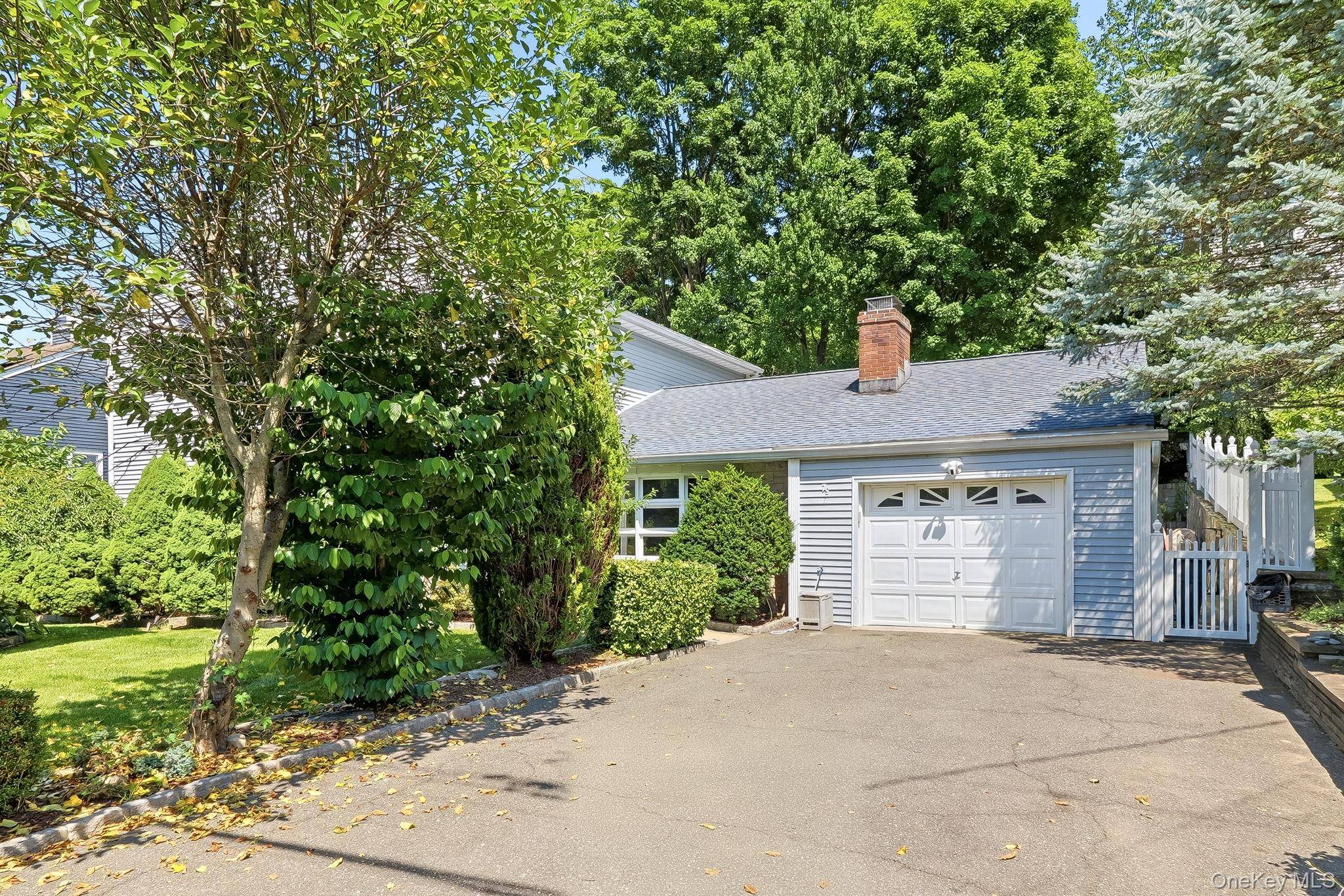 75 Glen Forest ST, Thornwood, NY 10594