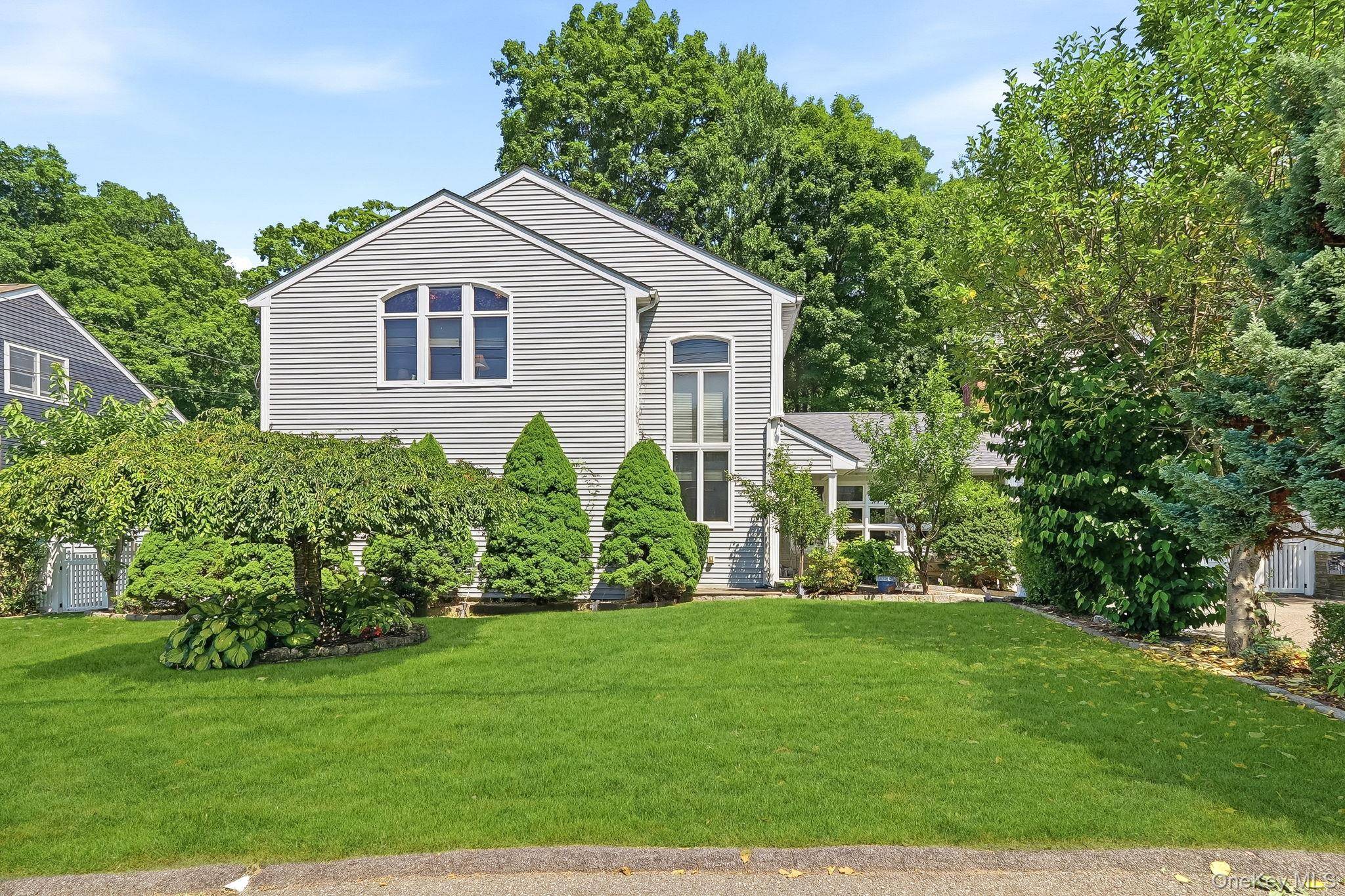 75 Glen Forest ST, Thornwood, NY 10594