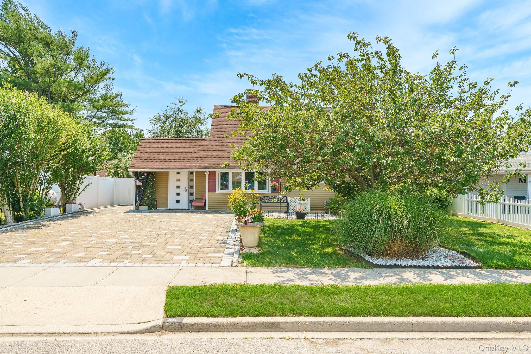 46 Elves LN, Levittown, NY 11756