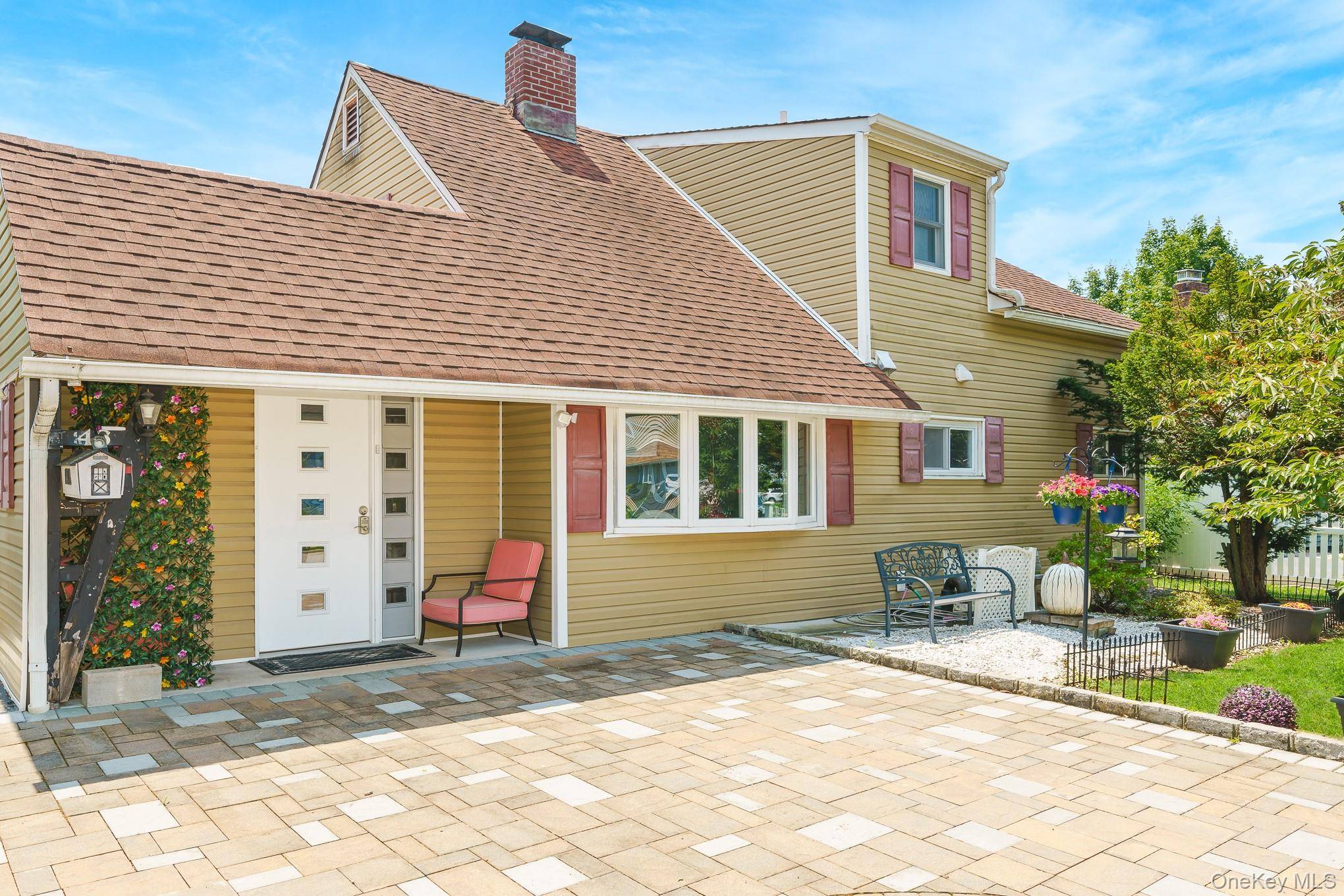 46 Elves LN, Levittown, NY 11756