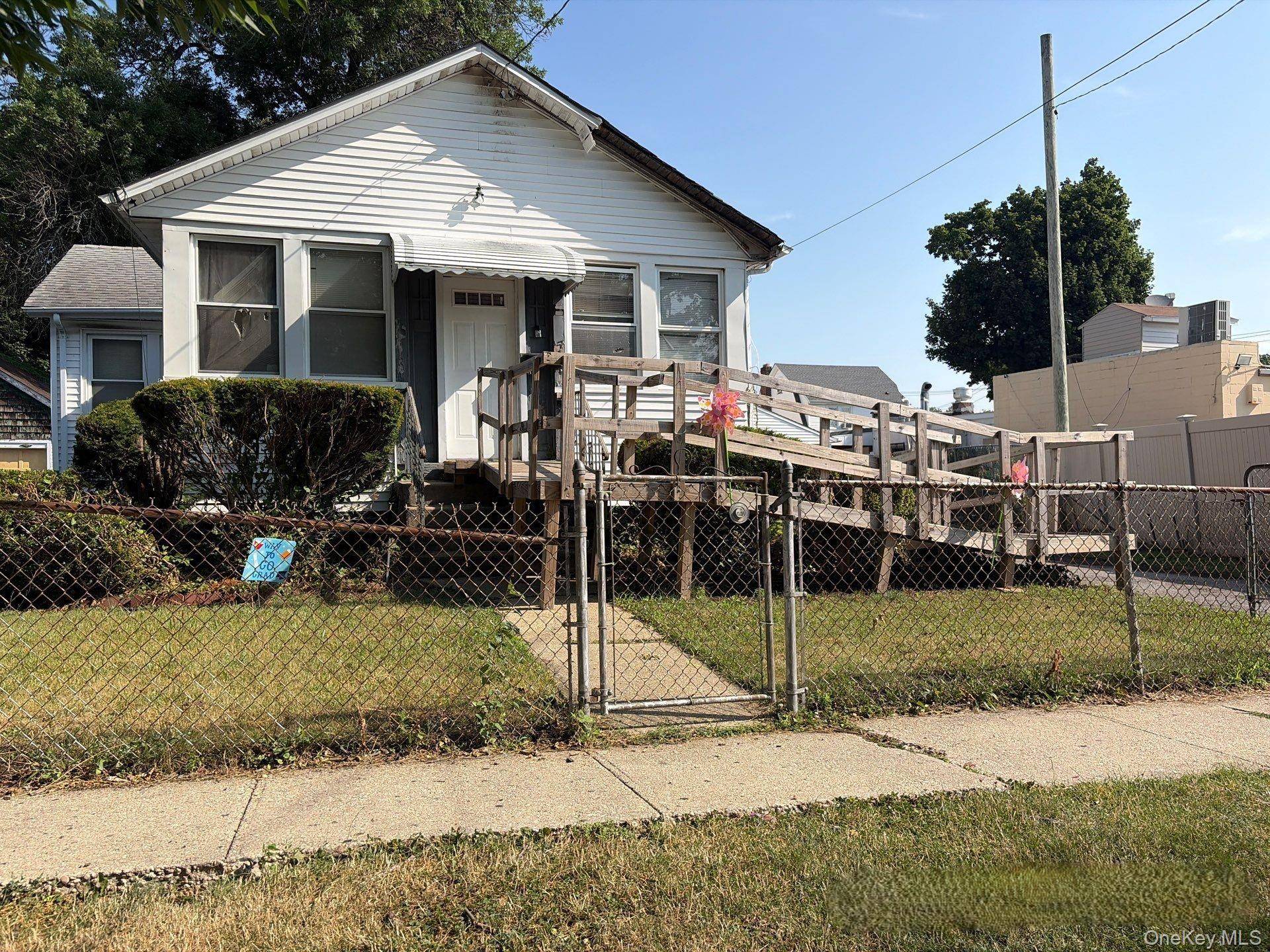 27 Midwood ST, Hempstead, NY 11550
