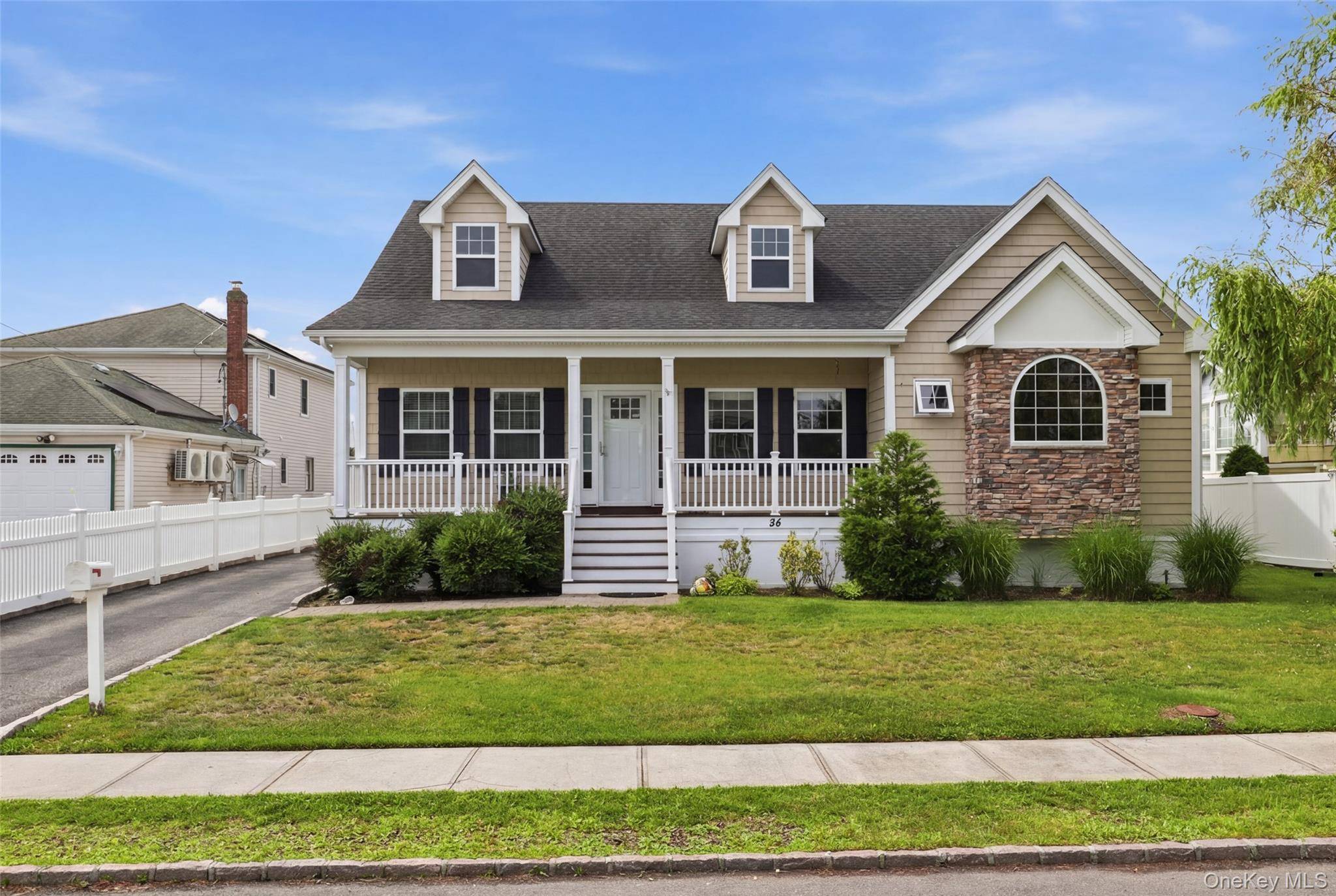 34 Meadow LN, Amityville, NY 11701