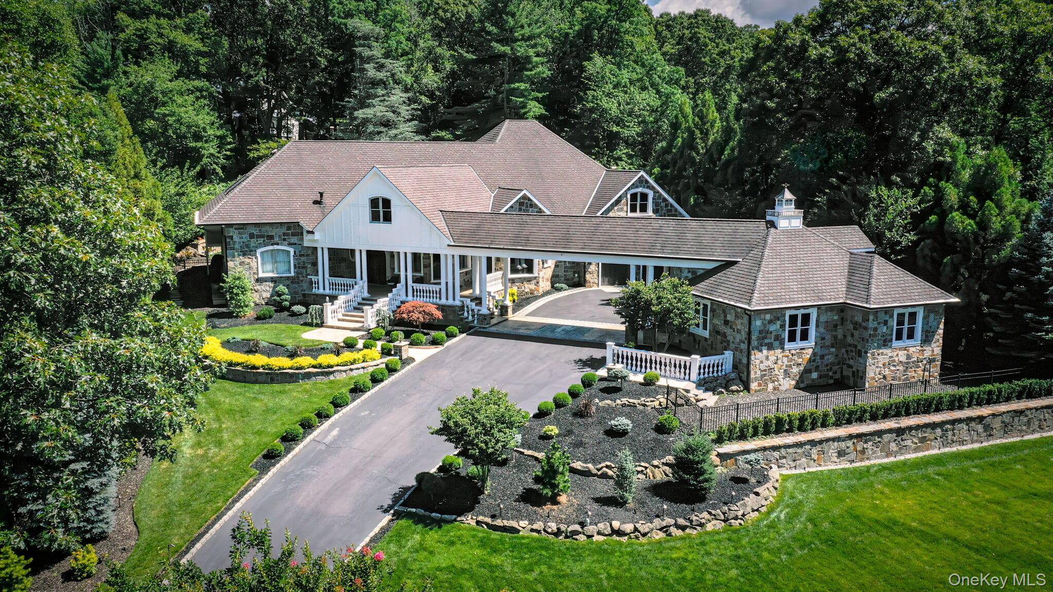 25 Marions LN, Northport, NY 11768
