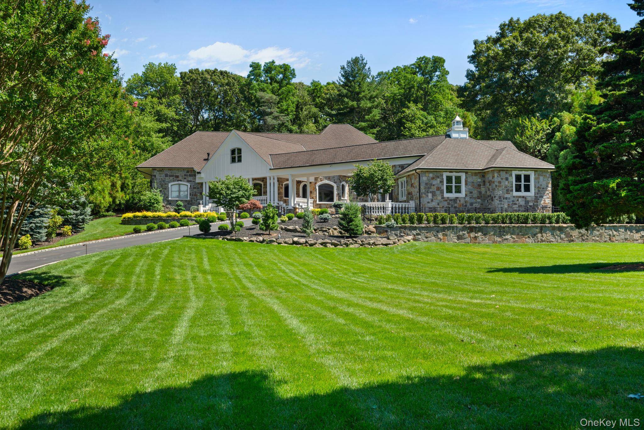 25 Marions LN, Northport, NY 11768