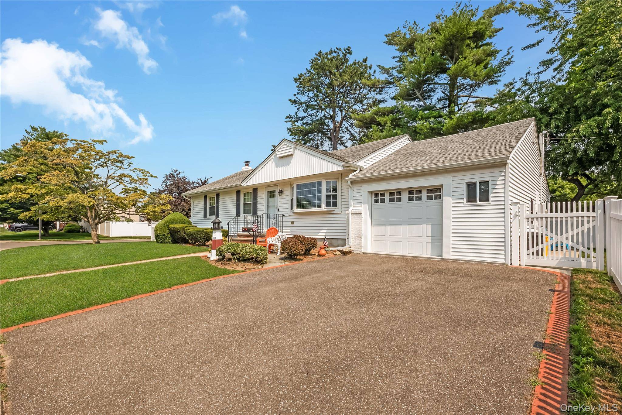 21 Bruce LN, Farmingdale, NY 11735