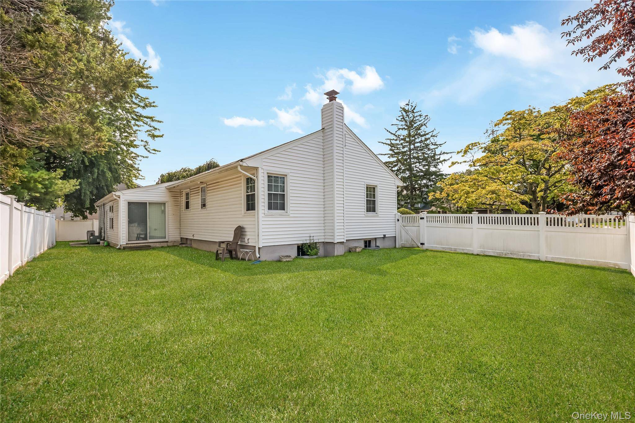 21 Bruce LN, Farmingdale, NY 11735