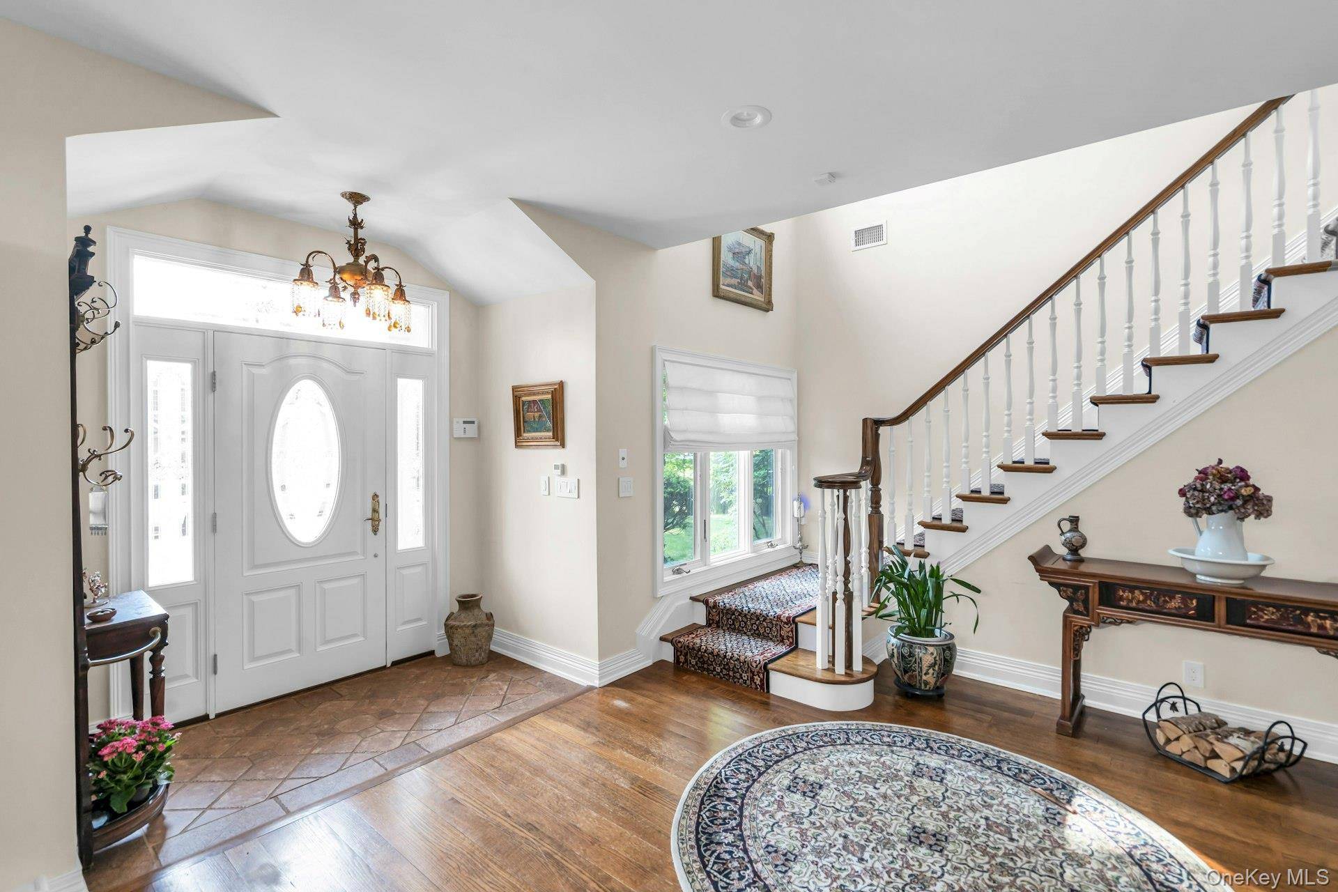 18 Regent PL, Roslyn, NY 11576
