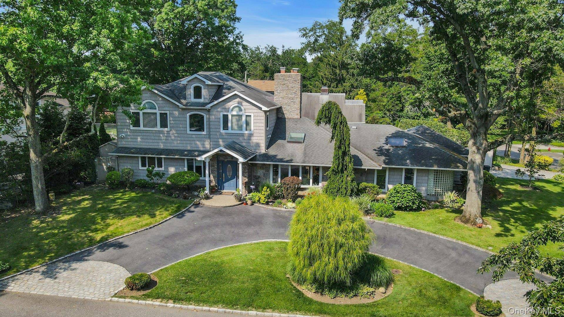 18 Regent PL, Roslyn, NY 11576