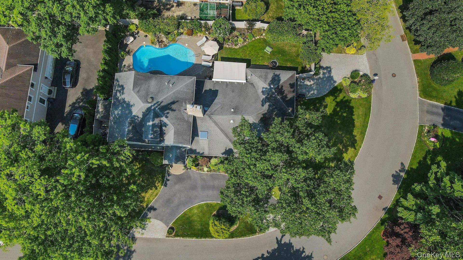 18 Regent PL, Roslyn, NY 11576