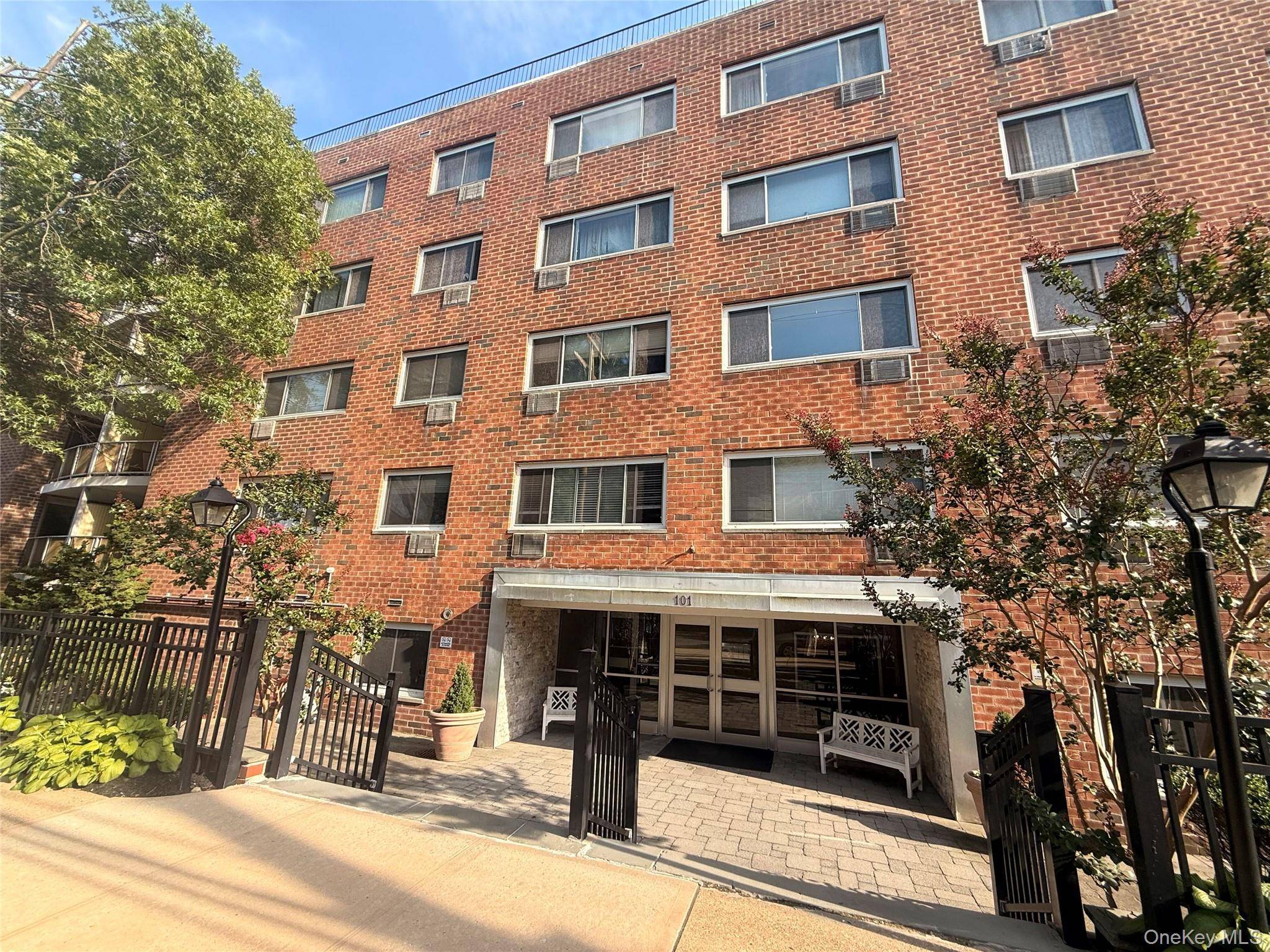 101 Clinton AVE #3H, Mineola, NY 11501