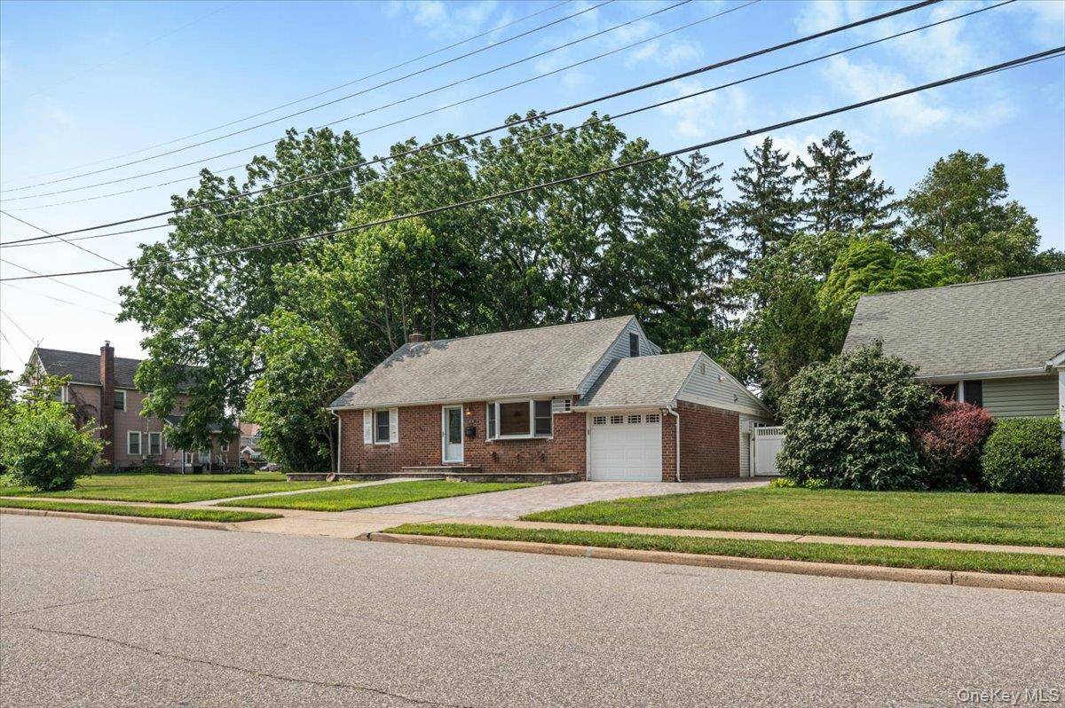 9 Tudor RD, Farmingdale, NY 11735