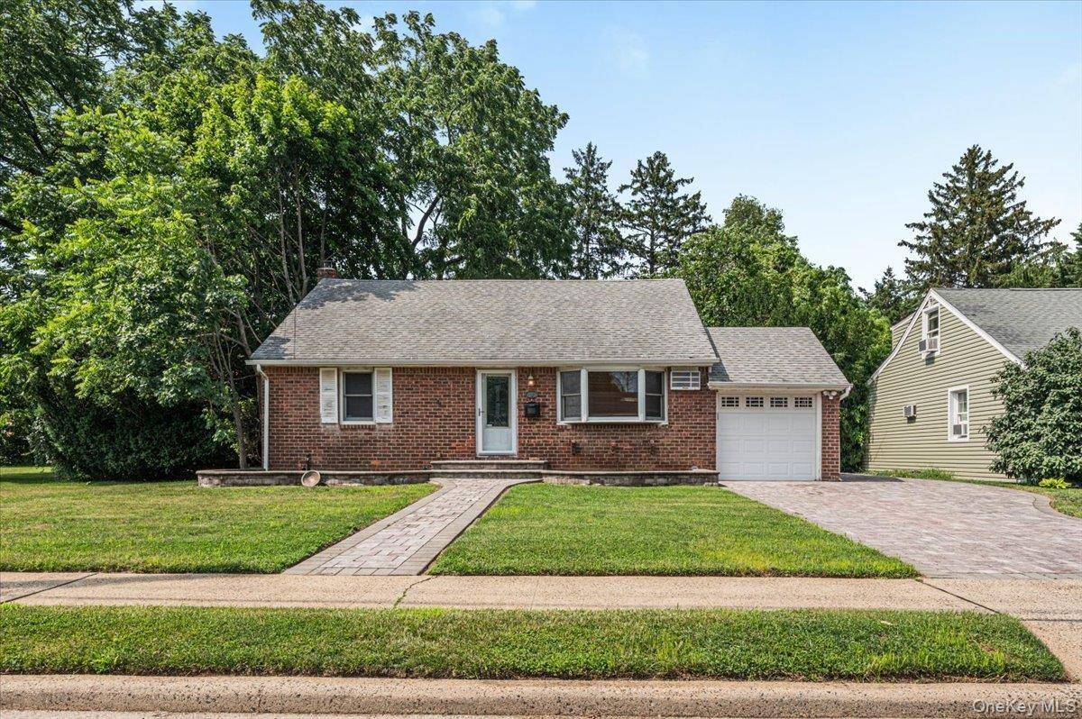 9 Tudor RD, Farmingdale, NY 11735