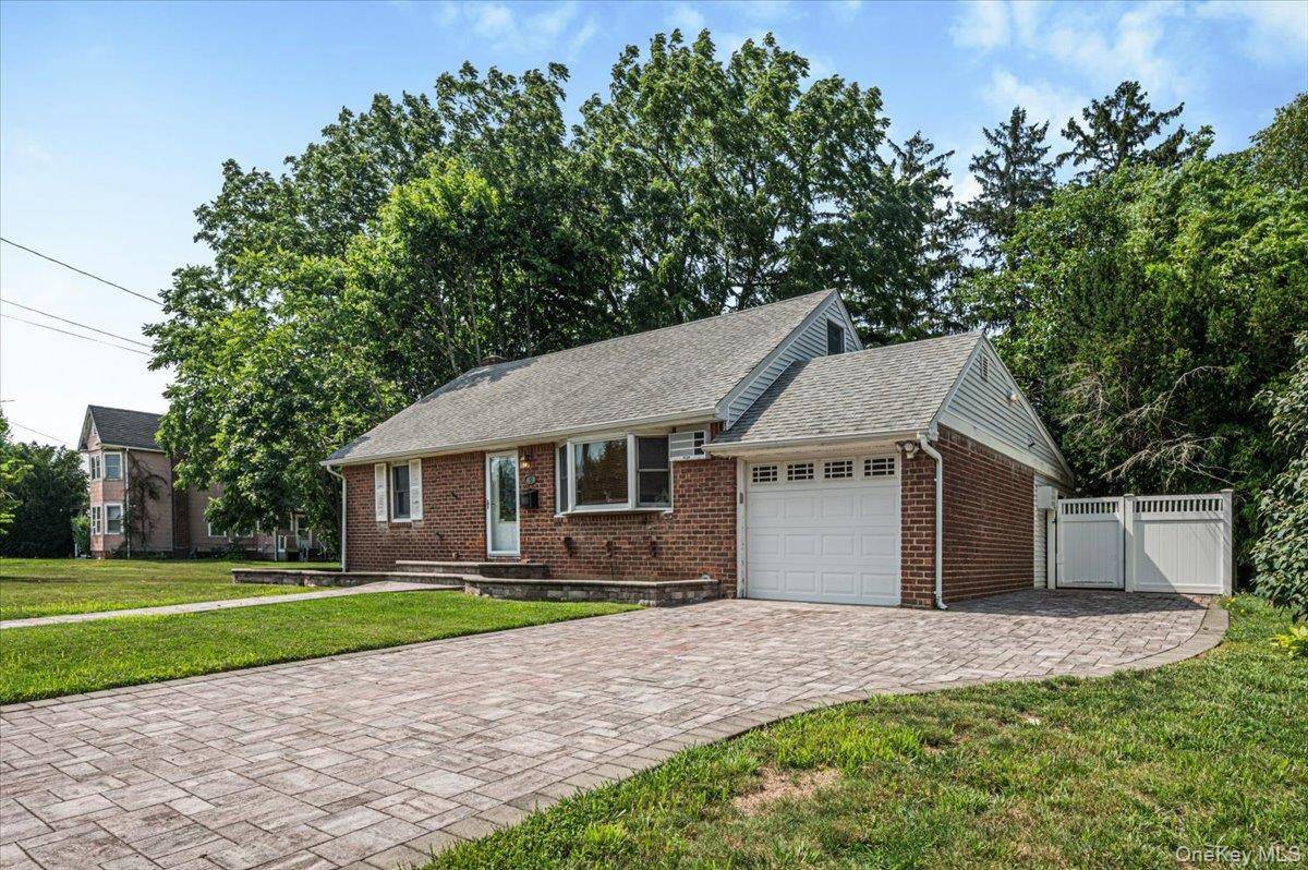 9 Tudor RD, Farmingdale, NY 11735