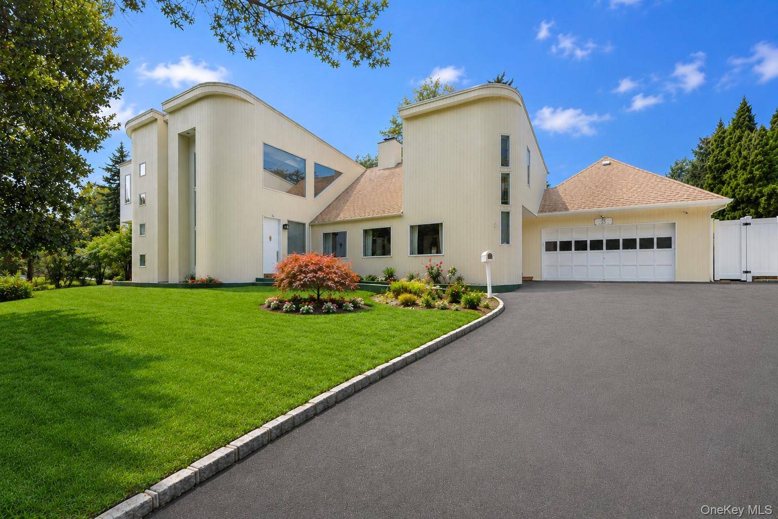23 Wildwood LN, Greenvale, NY 11548