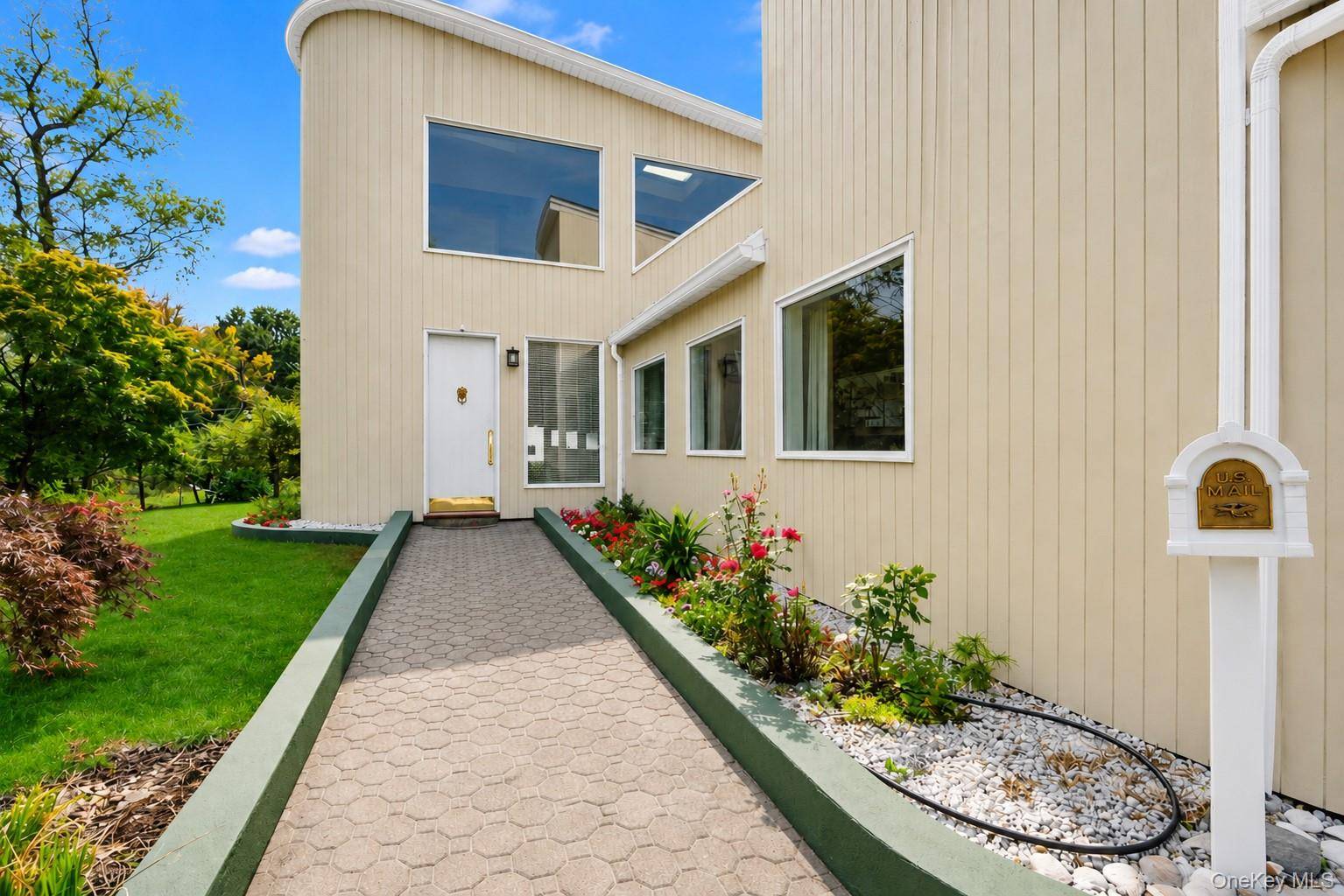 23 Wildwood LN, Greenvale, NY 11548