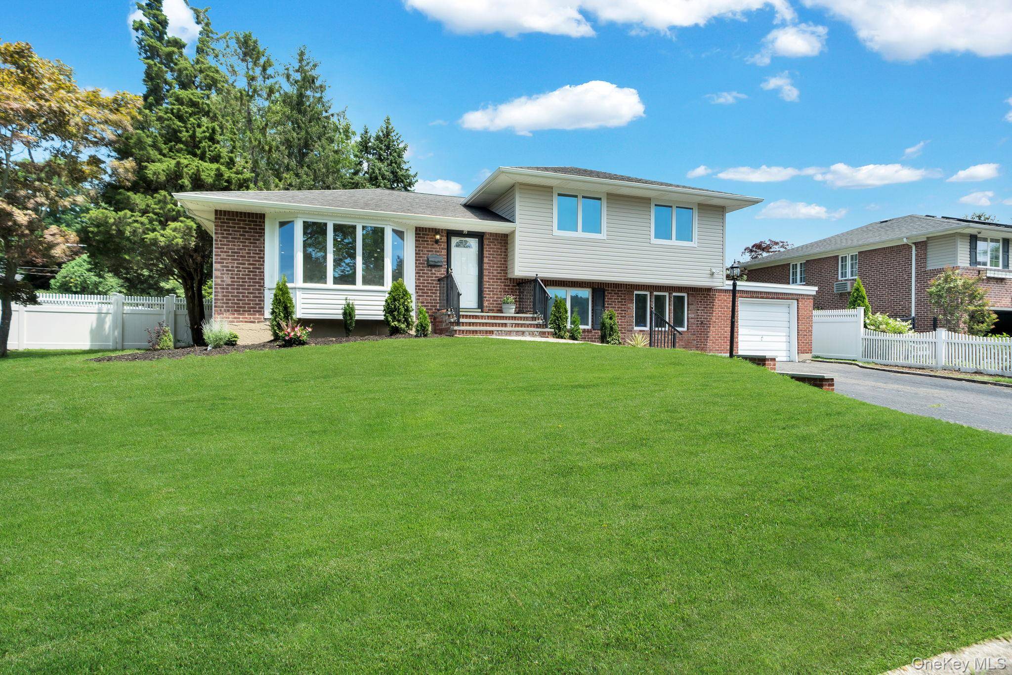 59 Eastfield LN, Melville, NY 11747