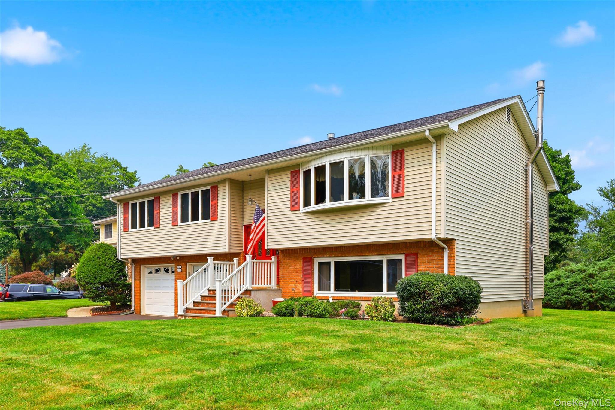 32 Van Zandt DR, Pearl River, NY 10965