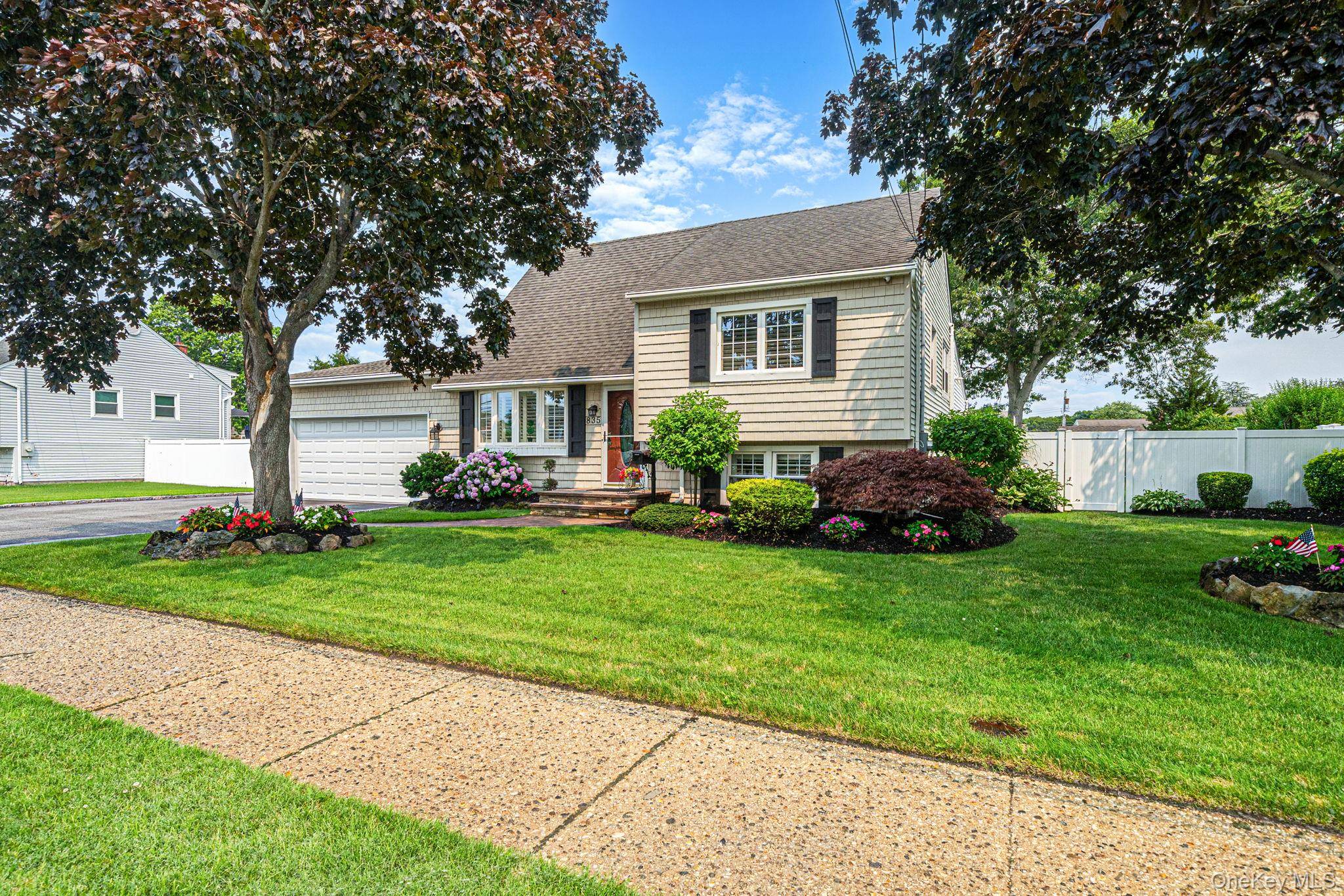 835 Pease LN, West Islip, NY 11795