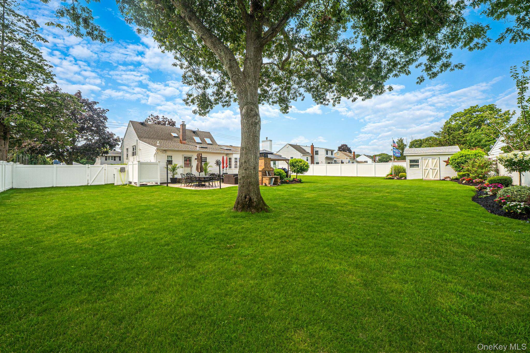835 Pease LN, West Islip, NY 11795