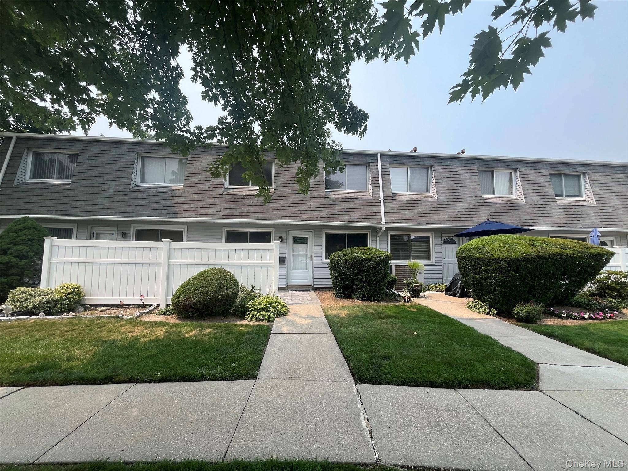 92 Storm DR, Holtsville, NY 11742