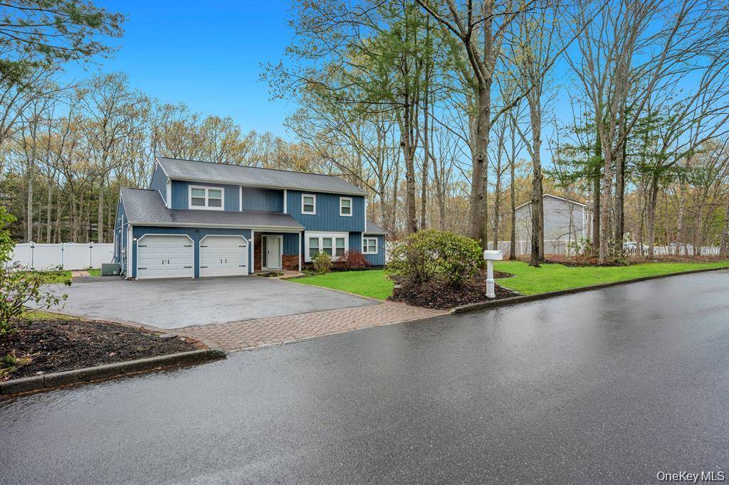 10 Ramblewood RD, Ridge, NY 11961