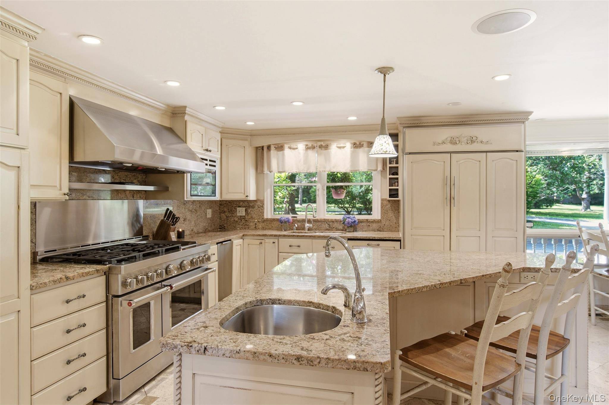 27 School LN, Lloyd Harbor, NY 11743