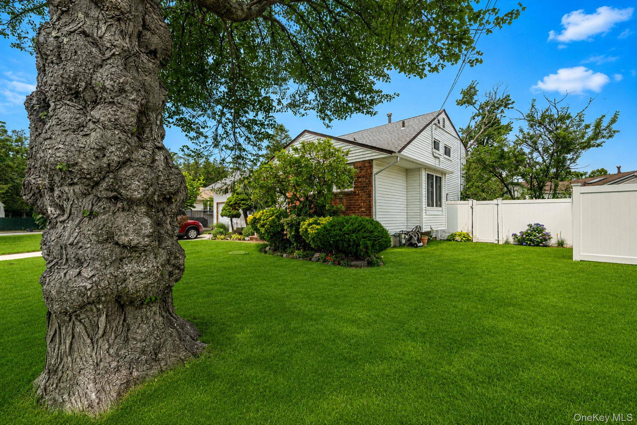 27 Ventura DR, North Babylon, NY 11703