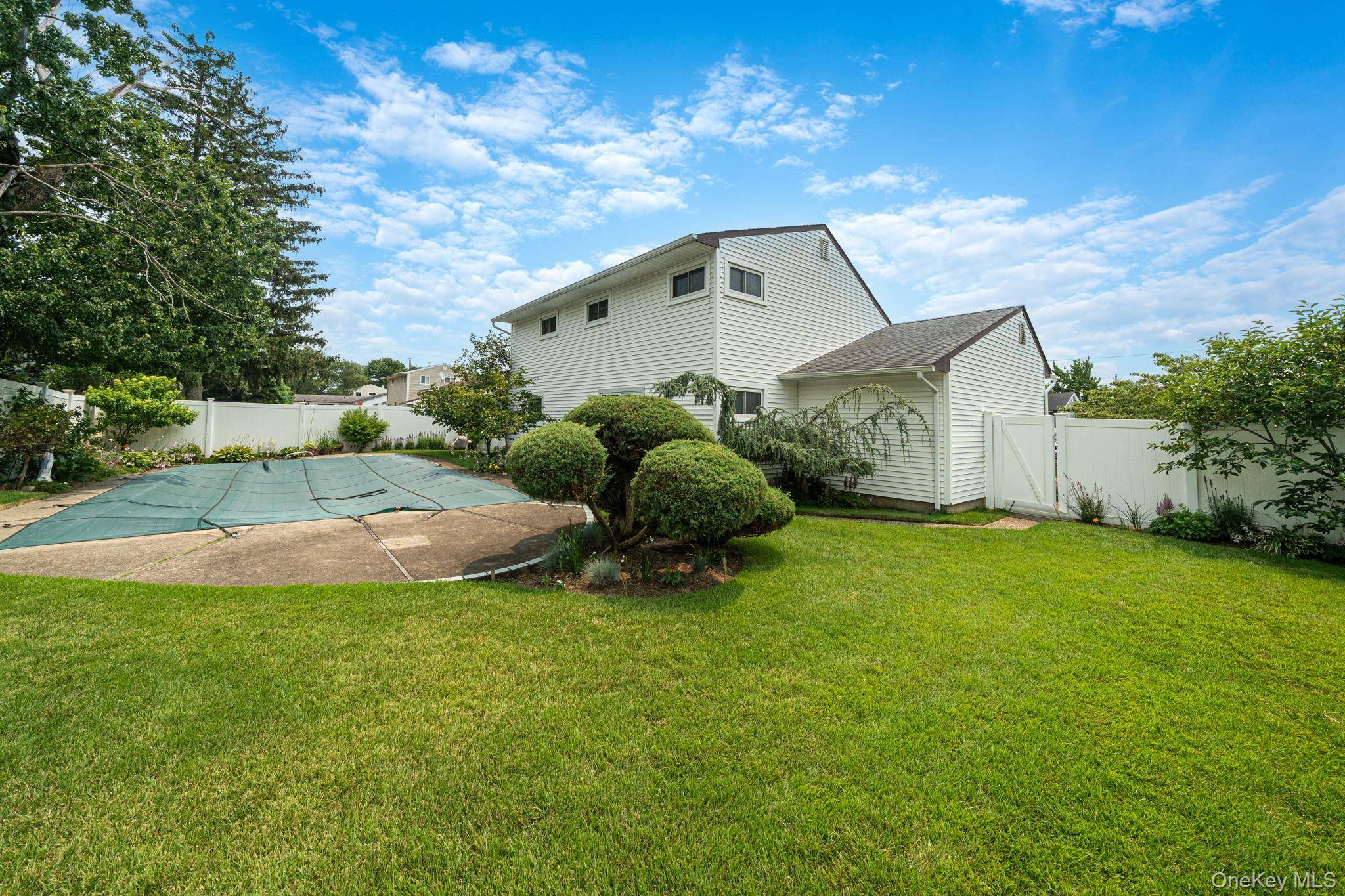 27 Ventura DR, North Babylon, NY 11703