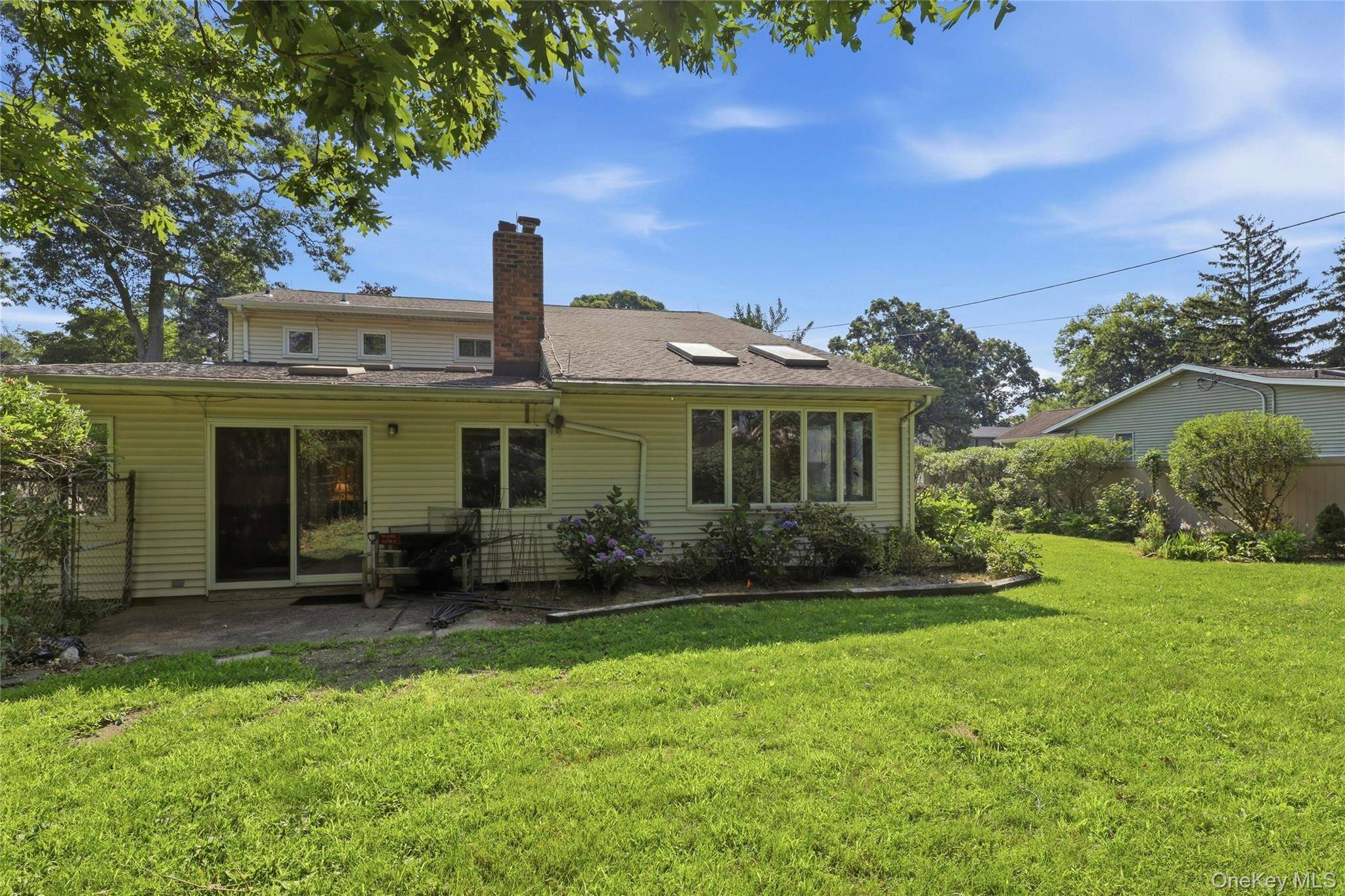 12 Kenny ST, Hauppauge, NY 11788
