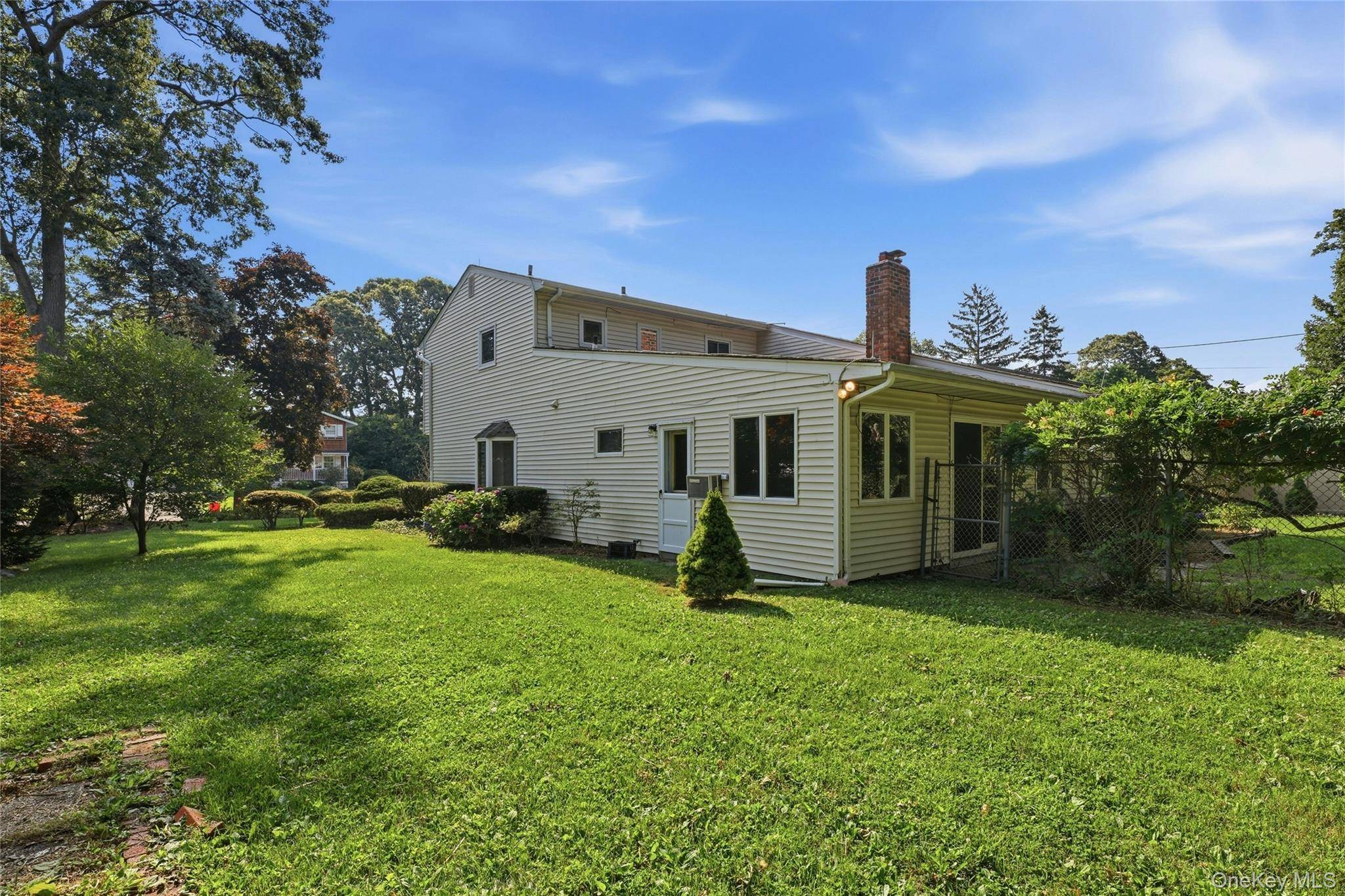12 Kenny ST, Hauppauge, NY 11788
