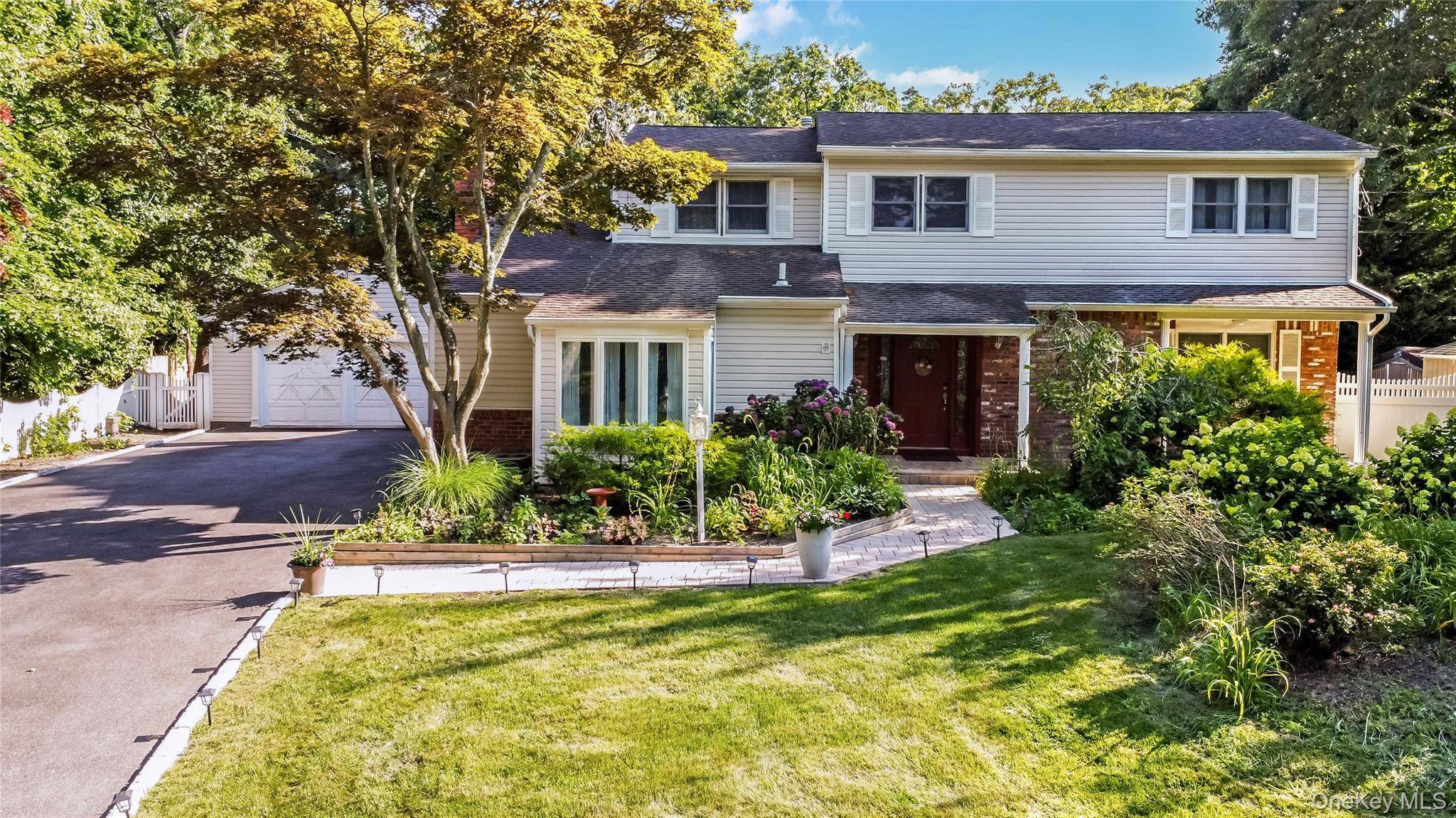 6 Marlon LN, Hauppauge, NY 11788