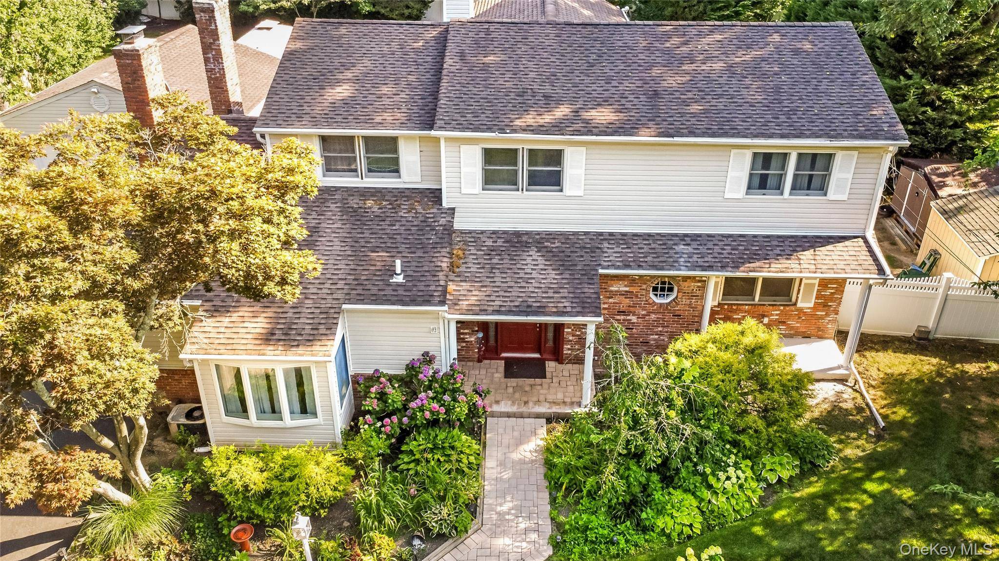 6 Marlon LN, Hauppauge, NY 11788