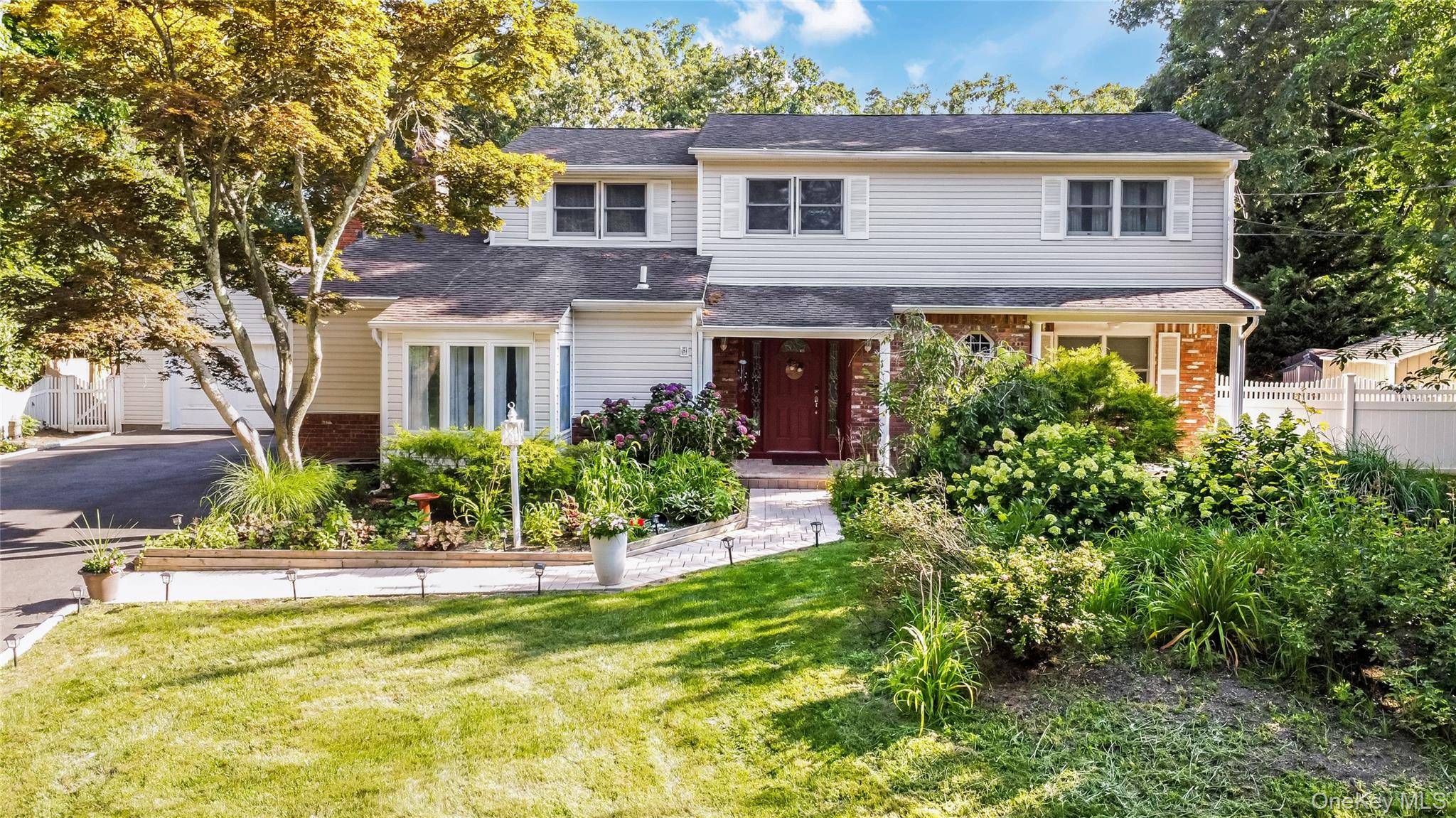 6 Marlon LN, Hauppauge, NY 11788